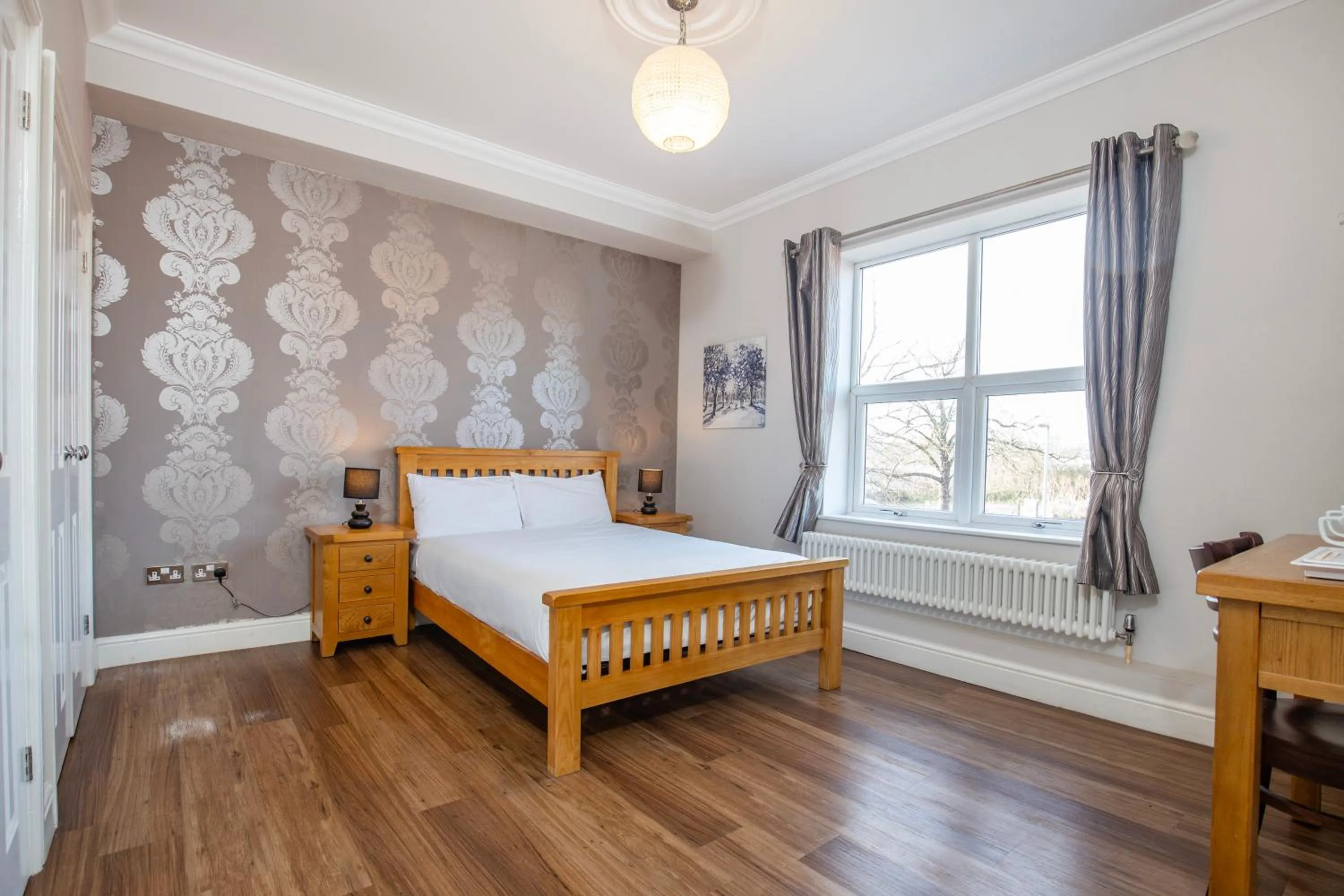 wardrobe, Bed in Marlborough Hotel