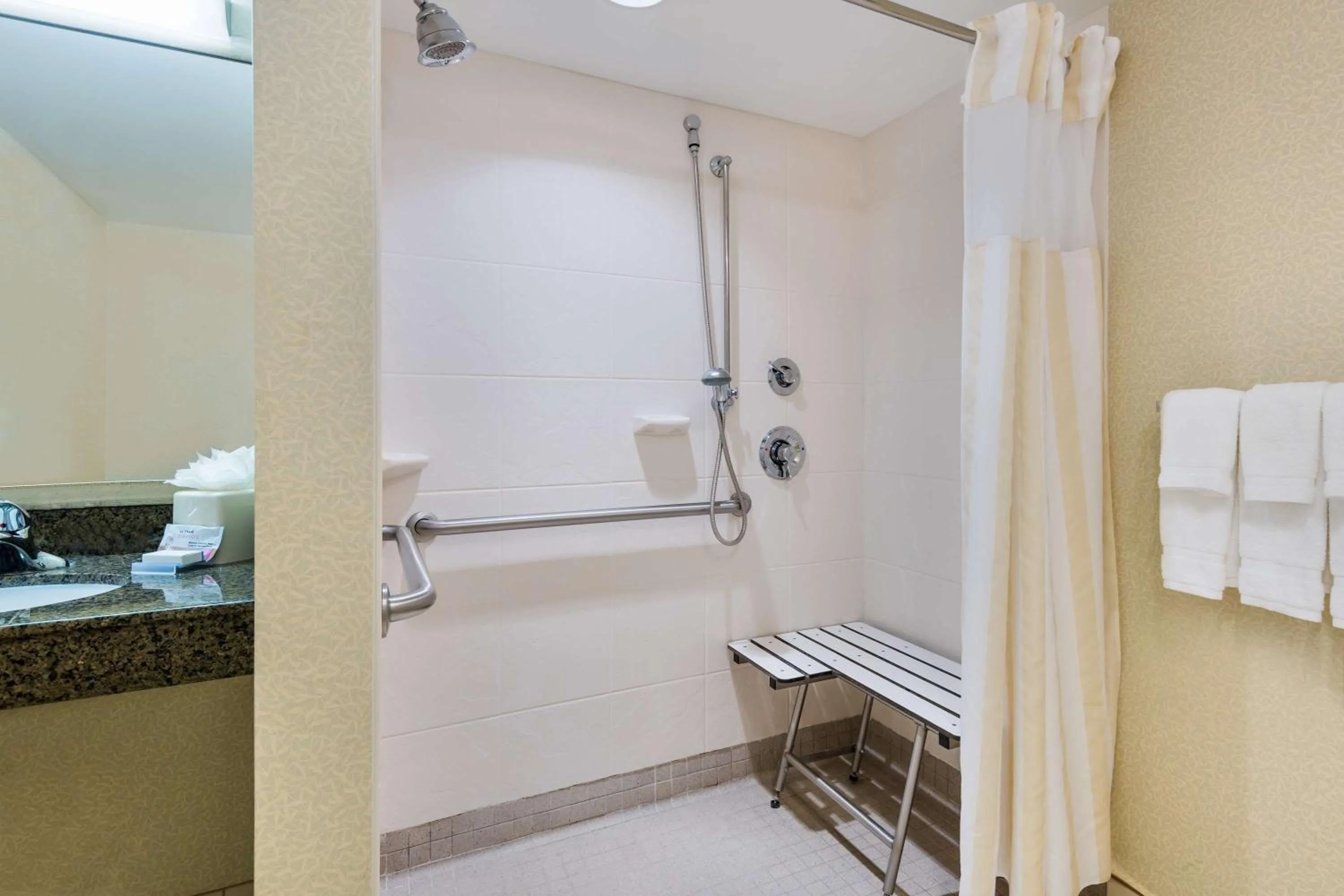 Bathroom in Hilton Garden Inn Waldorf