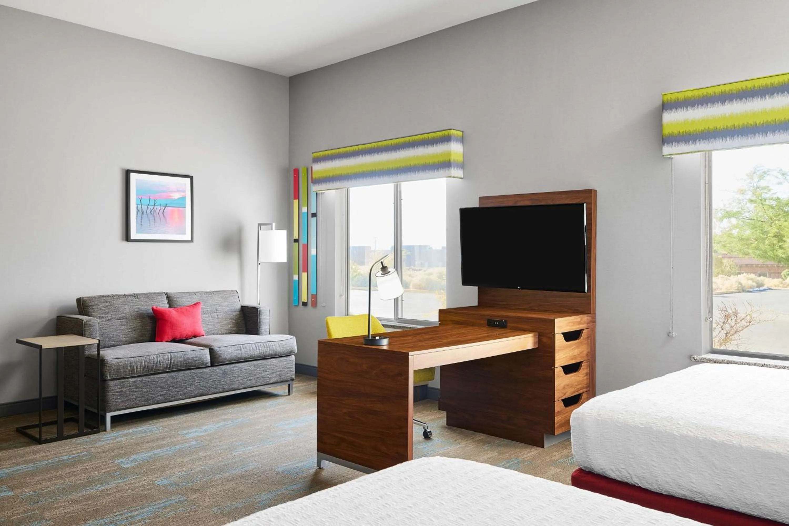 Living room, Bed in Hampton Inn & Suites Ridgecrest