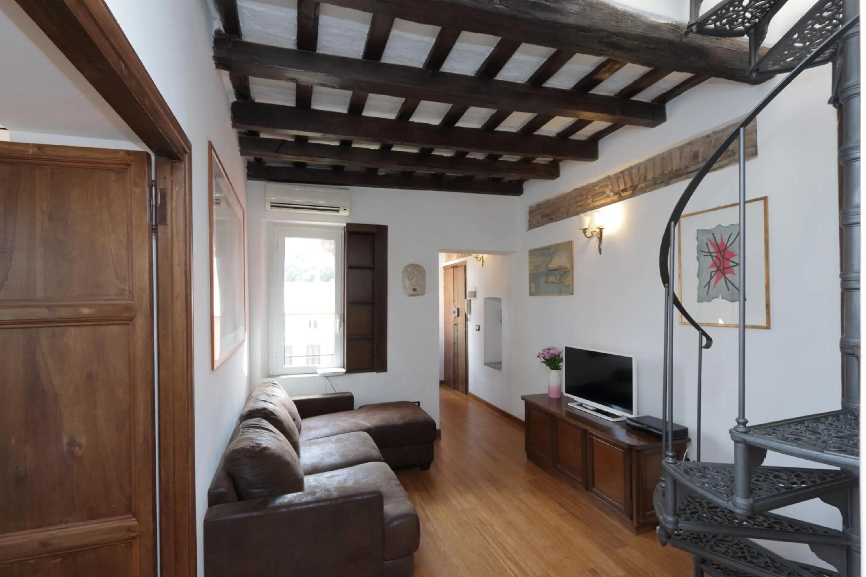 Facade/entrance in Garibaldi 2