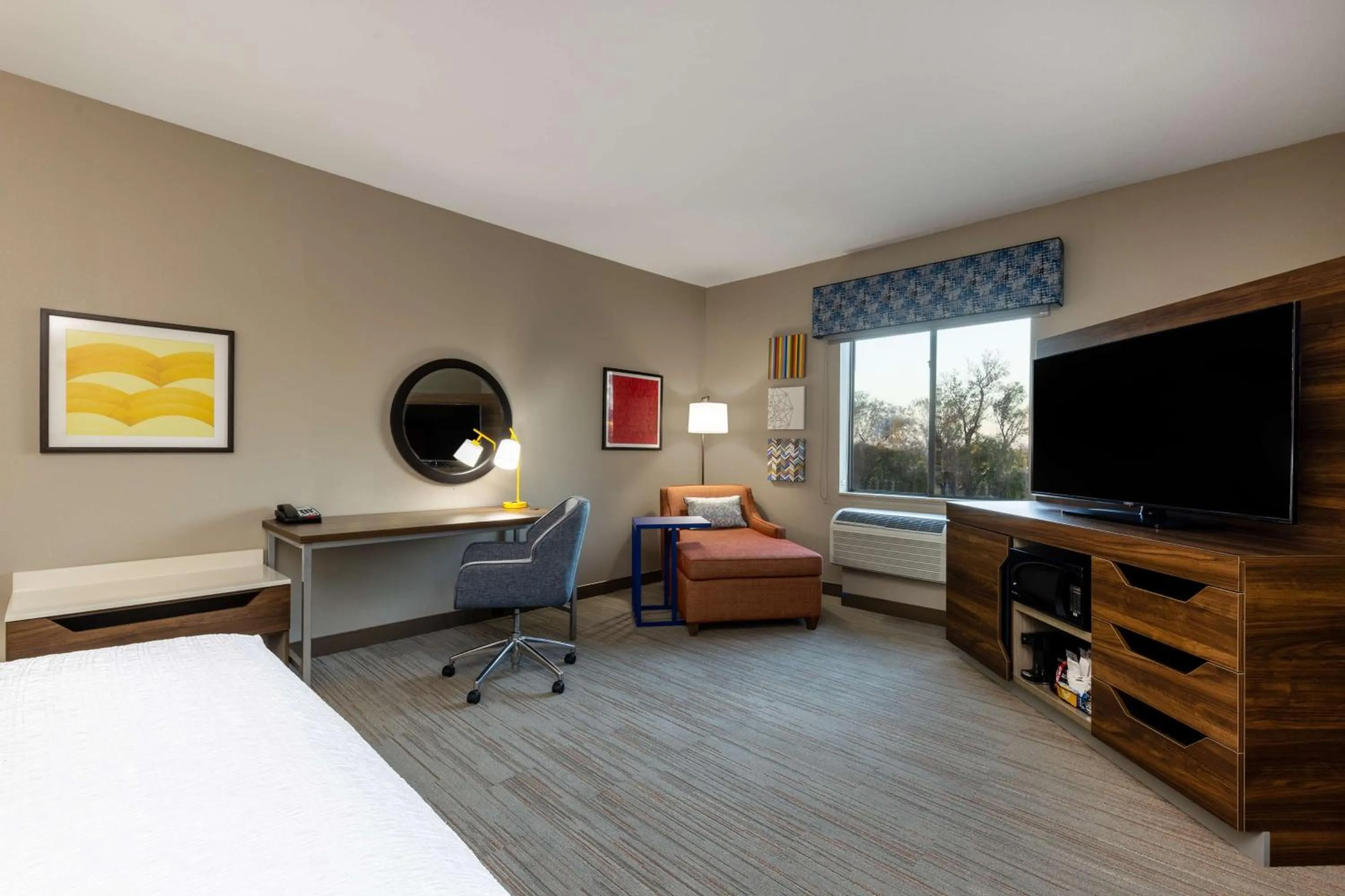 Living room, Bed in Hampton Inn & Suites Woodward