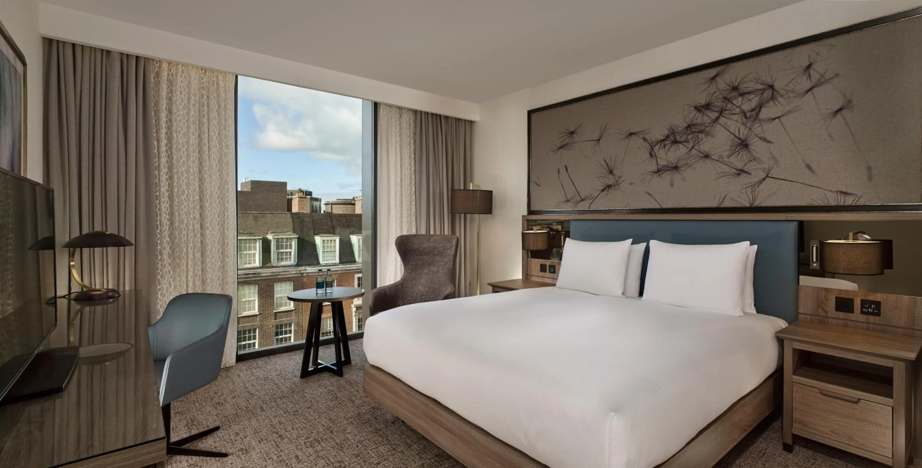 View (from property/room), Bed in Doubletree By Hilton Hull