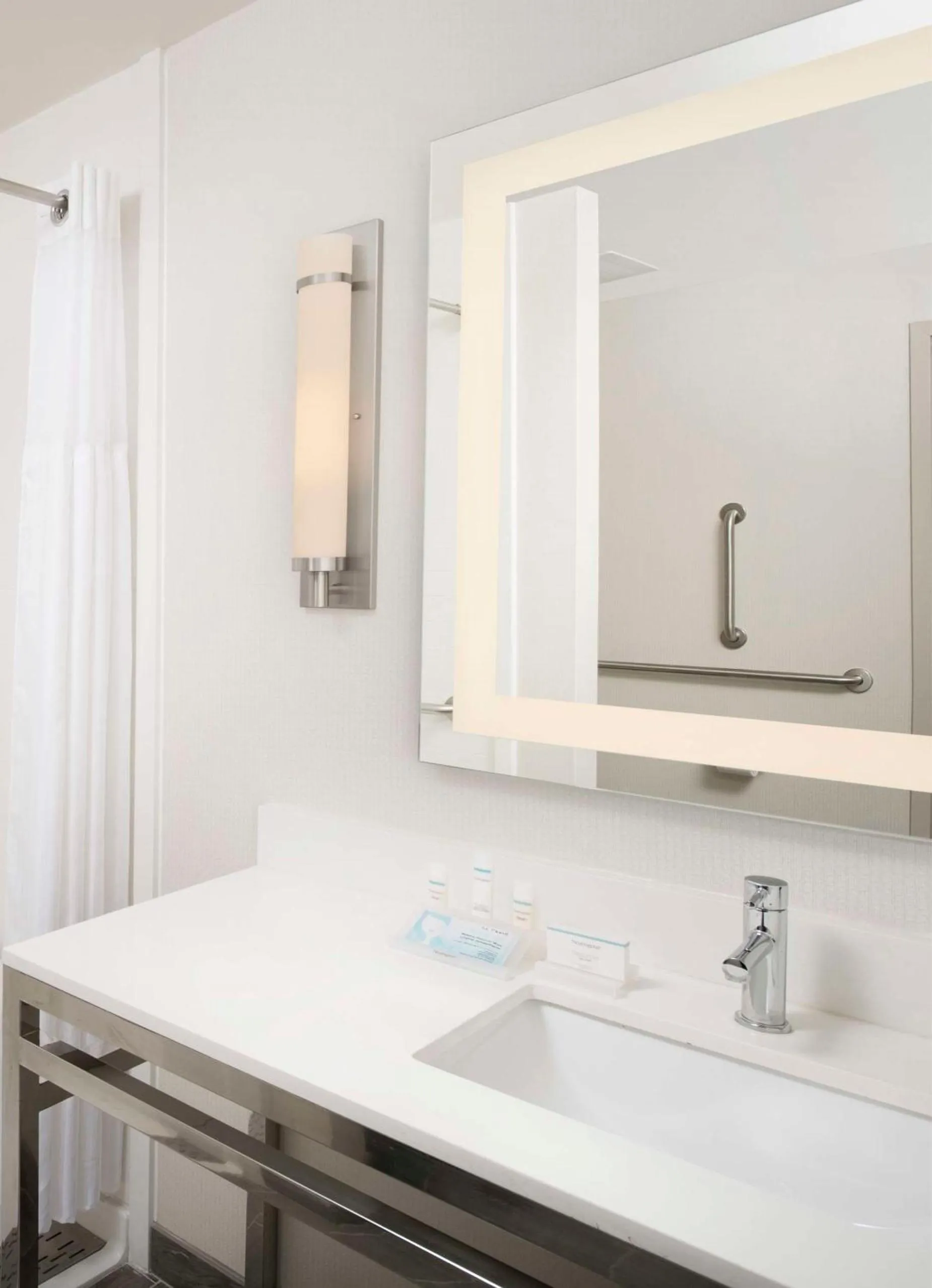 Bathroom in Hilton Garden Inn San Antonio Downtown Riverwalk