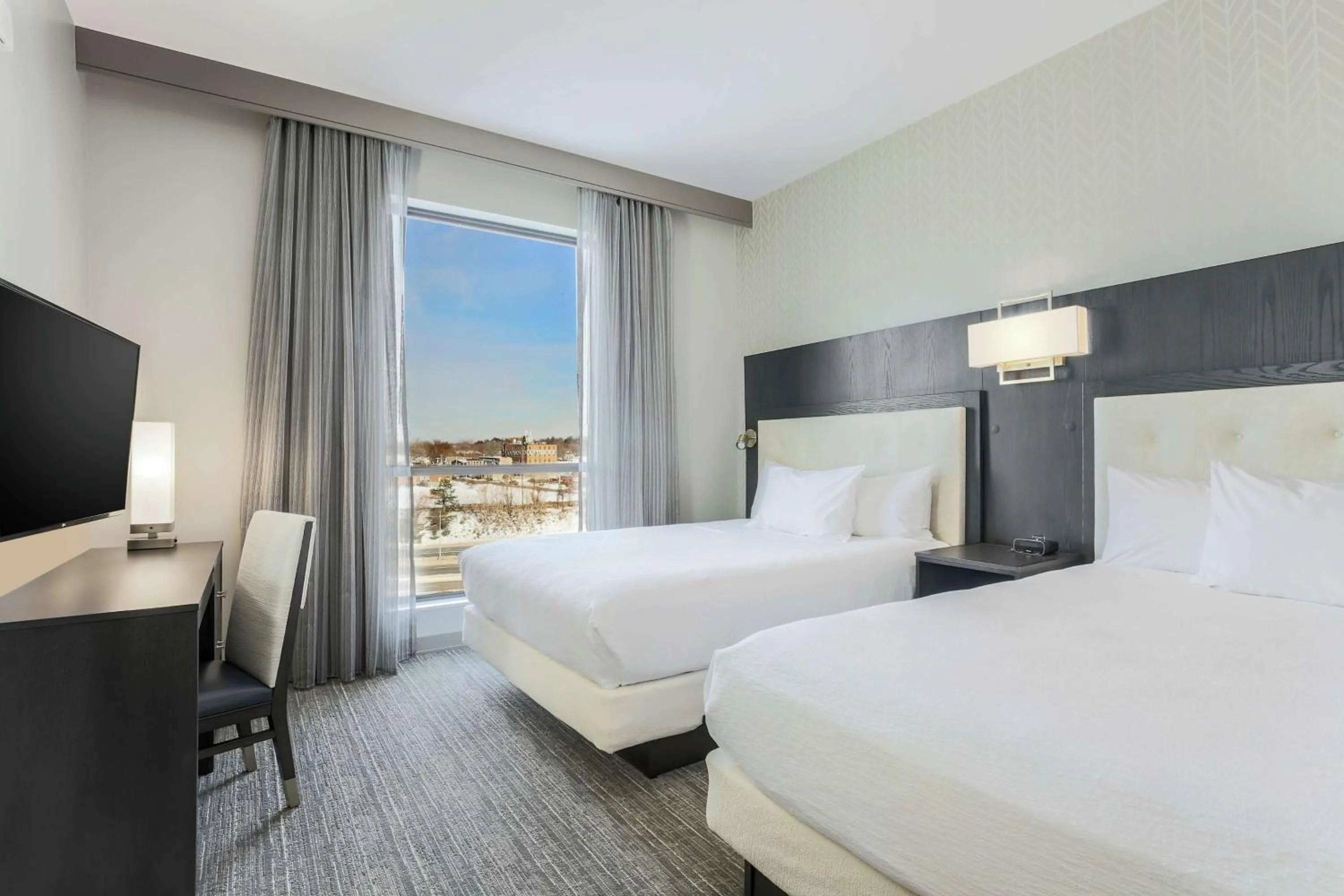 Bedroom, Bed in Embassy Suites By Hilton Syracuse Destiny USA