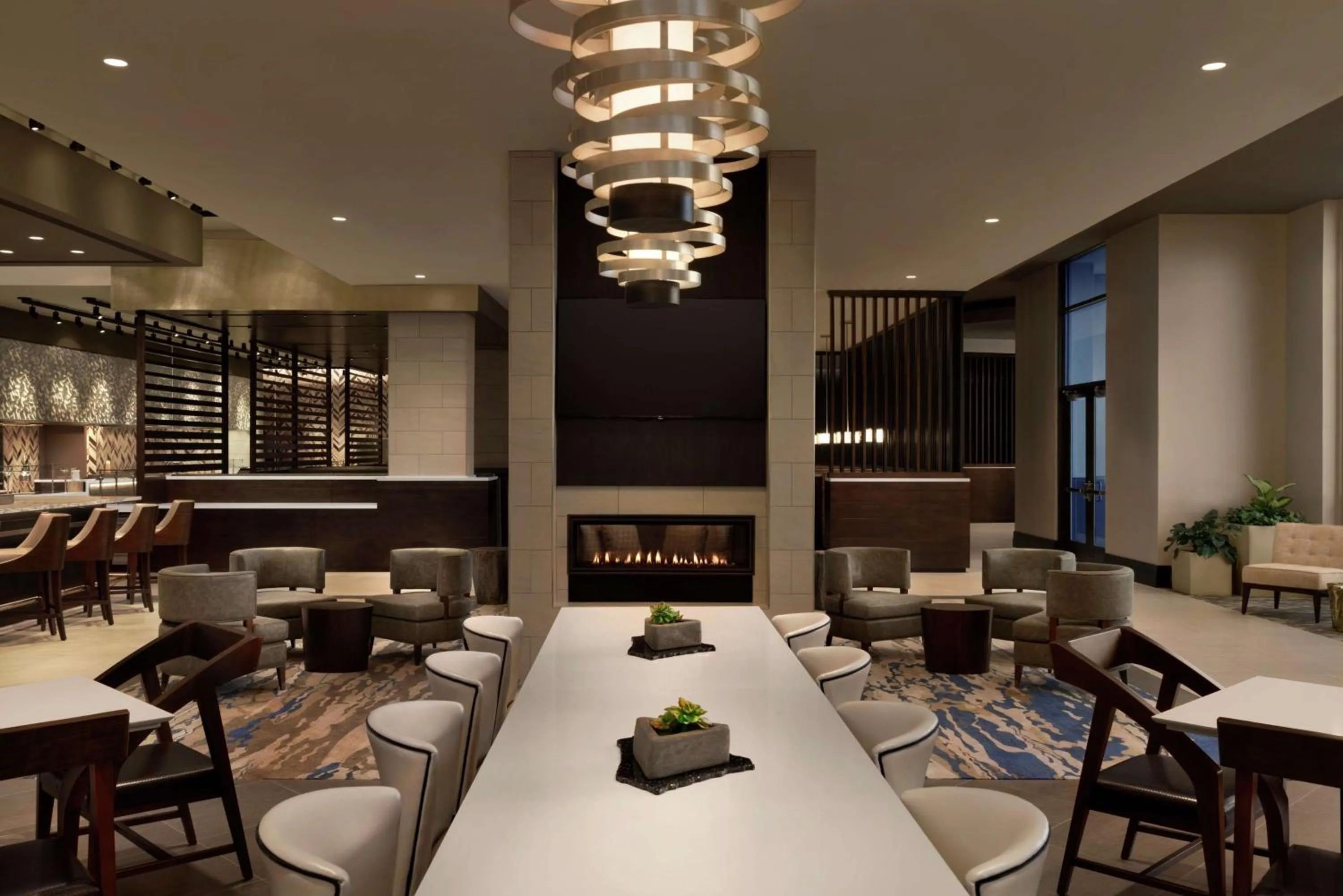 Lounge or bar in Embassy Suites By Hilton Syracuse Destiny USA