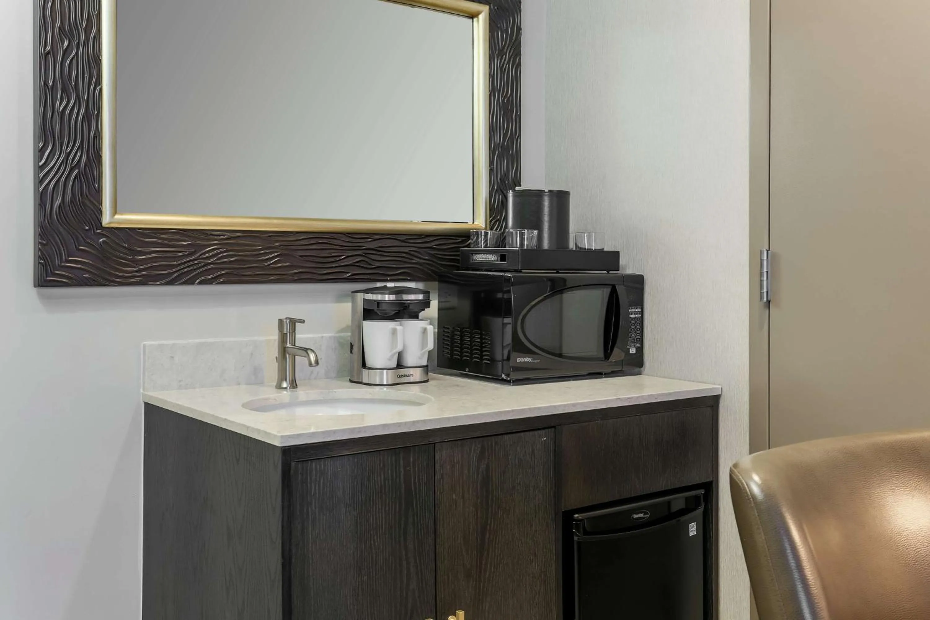 Dining area in Embassy Suites By Hilton Syracuse Destiny USA