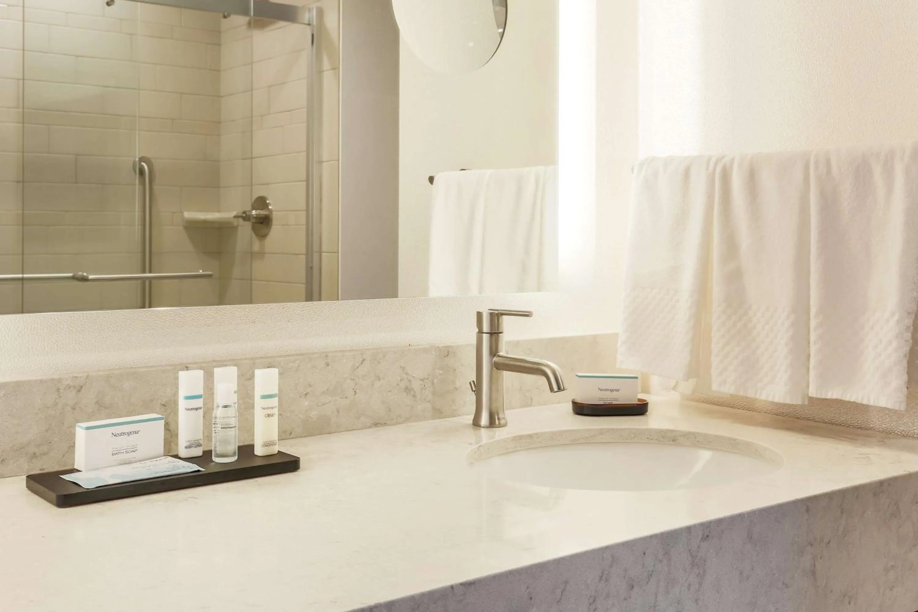 Bathroom in Embassy Suites By Hilton Syracuse Destiny USA