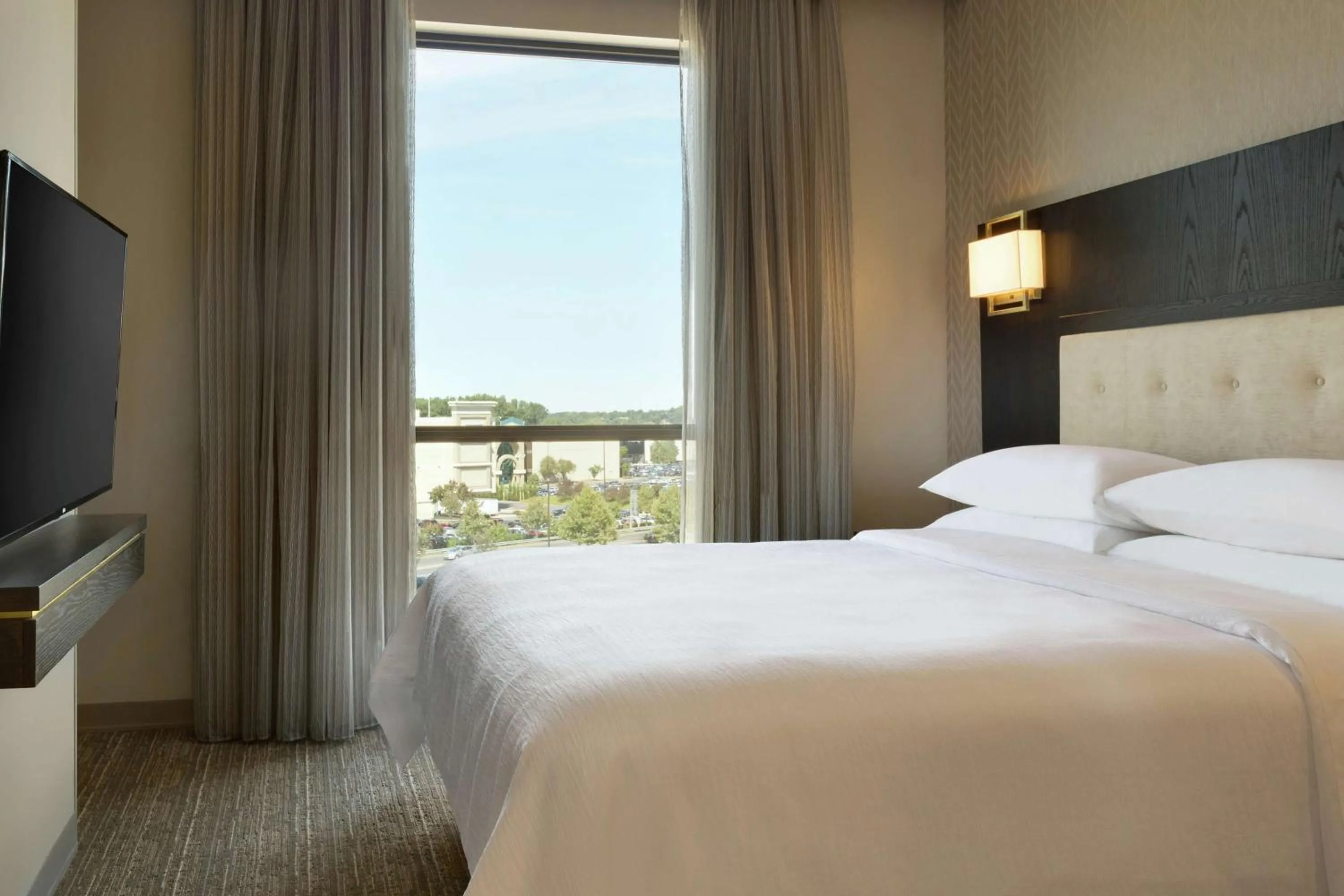 Bedroom, Bed in Embassy Suites By Hilton Syracuse Destiny USA