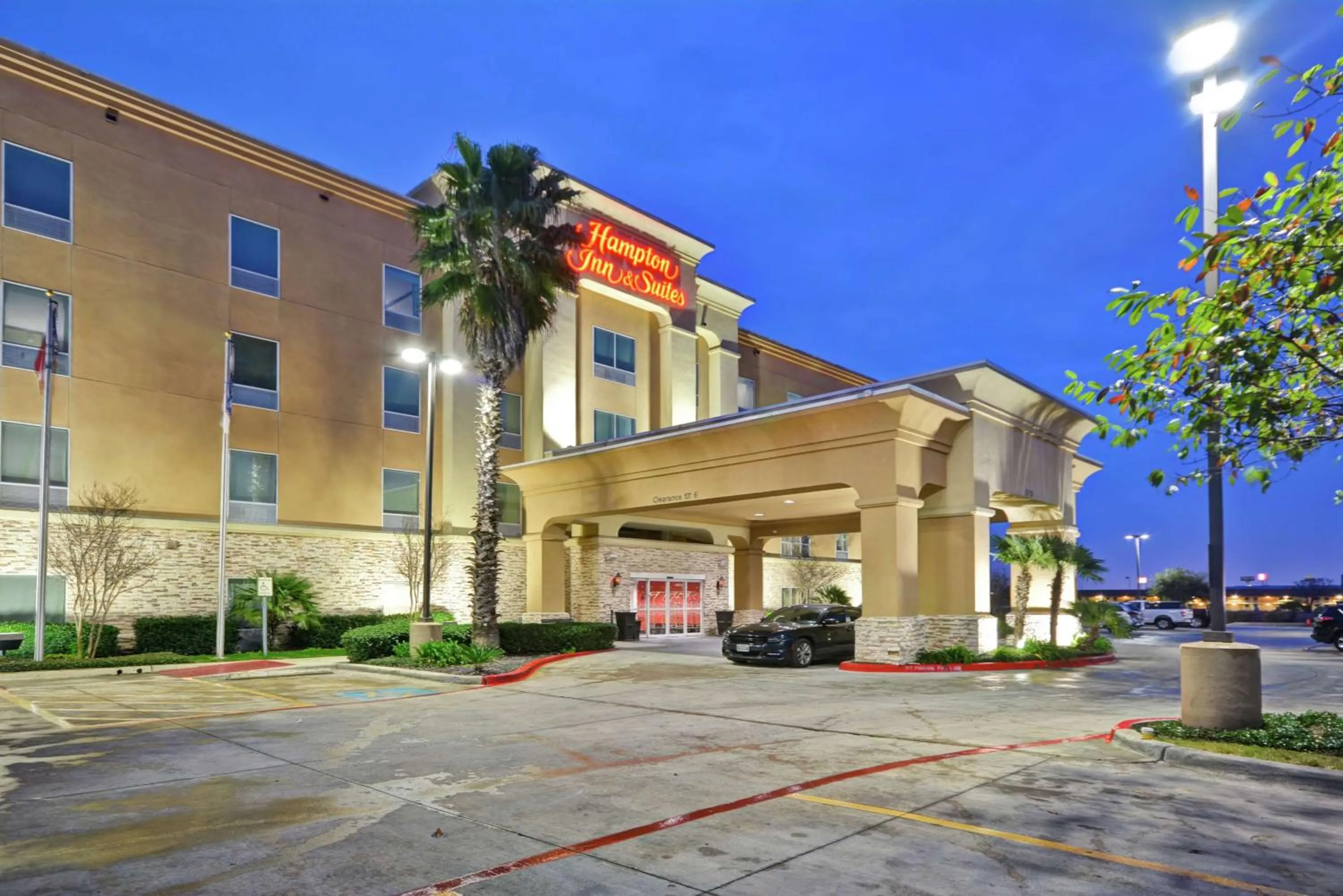 Property building in Hampton Inn & Suites San Antonio/Northeast I-35