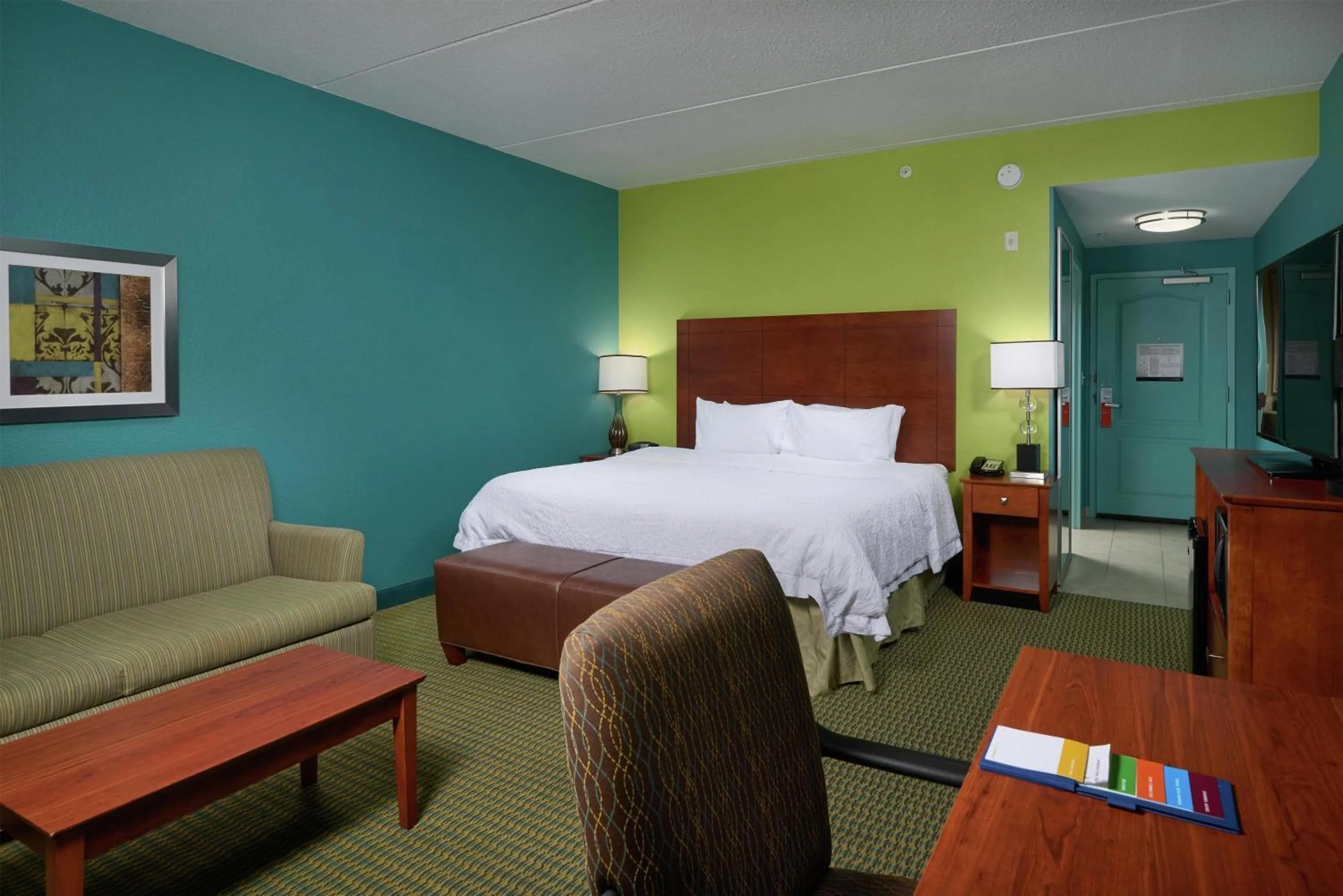 Bedroom, Bed in Hampton Inn Bermuda Run / Advance