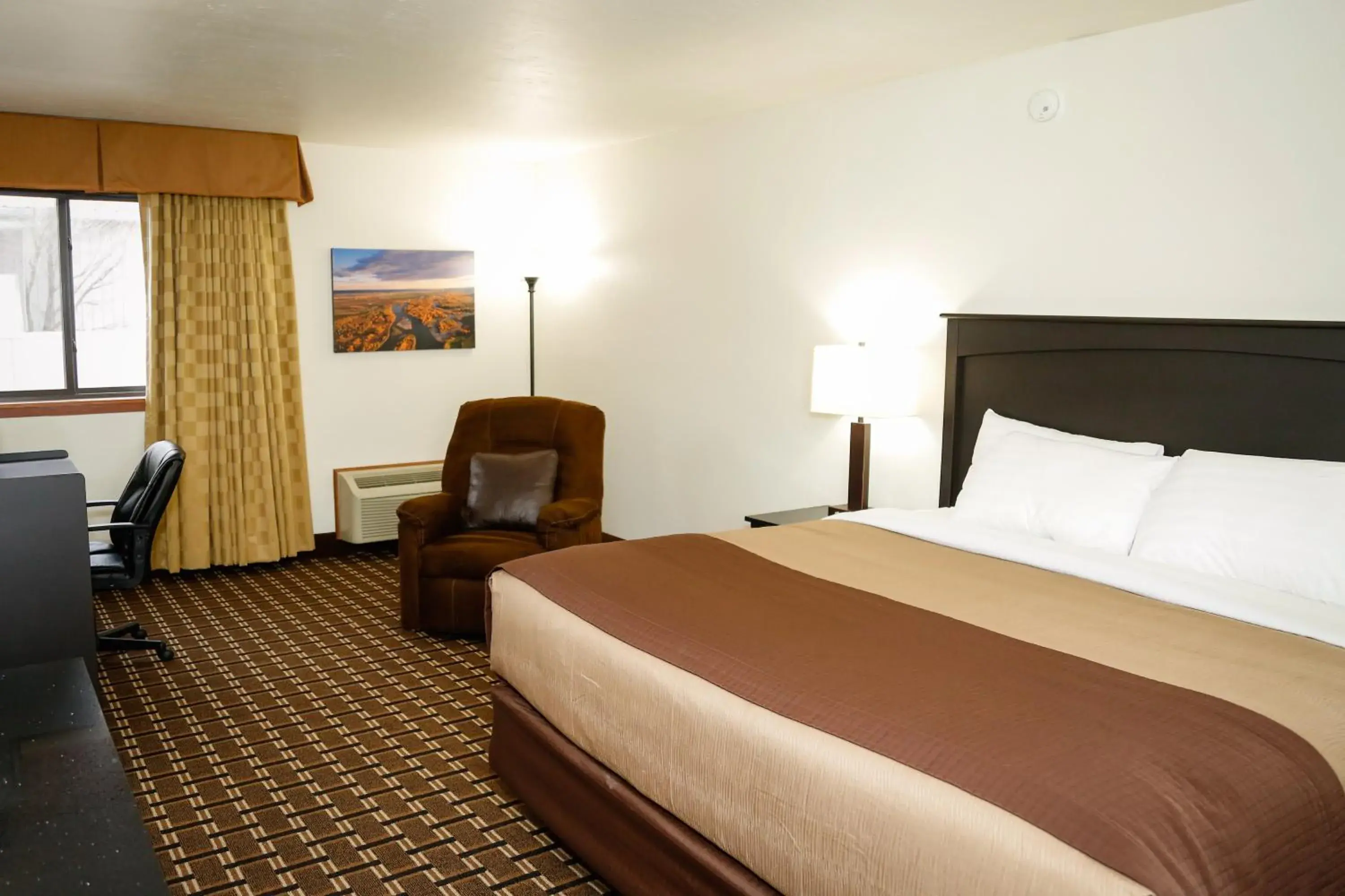 Standard King Room in Billings Hotel & Convention Center Standard King Room in Billings Hotel & Convention Center