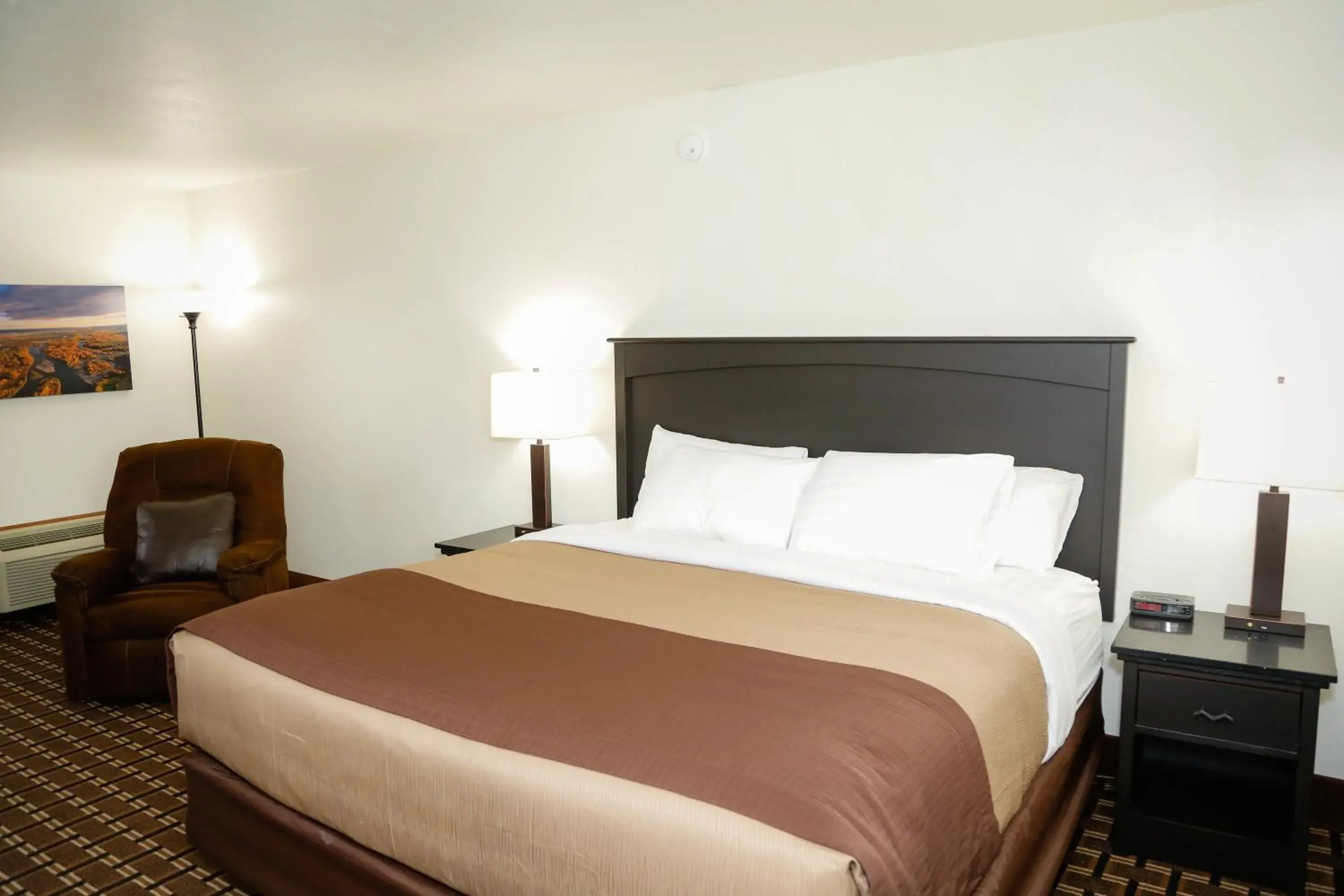 Standard King Room in Billings Hotel & Convention Center Standard King Room in Billings Hotel & Convention Center