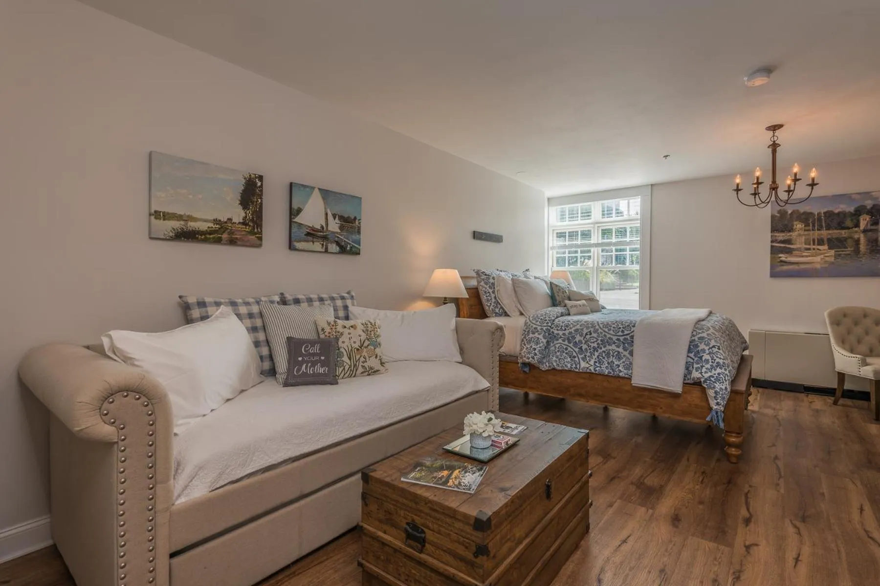 Bed in Harbor House Inn