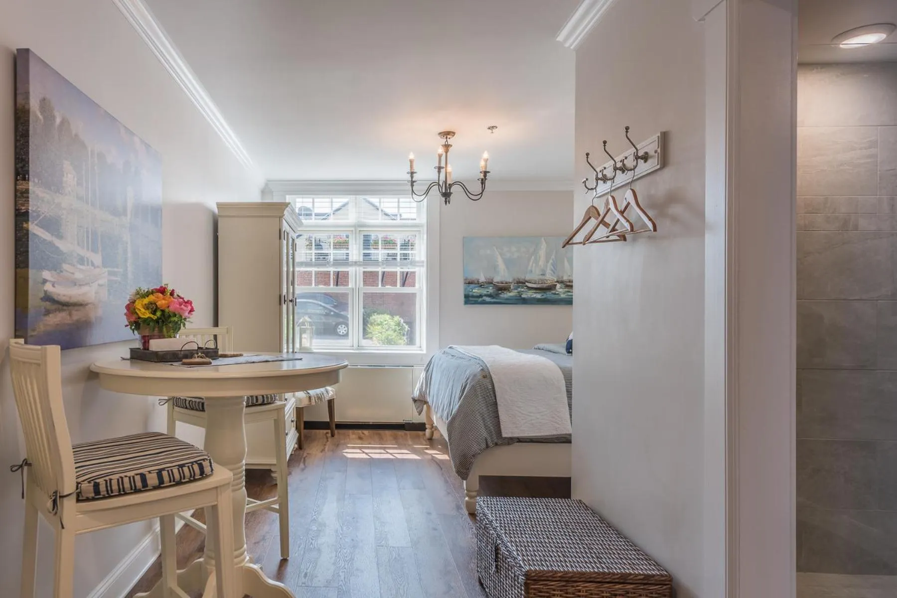 Bed in Harbor House Inn