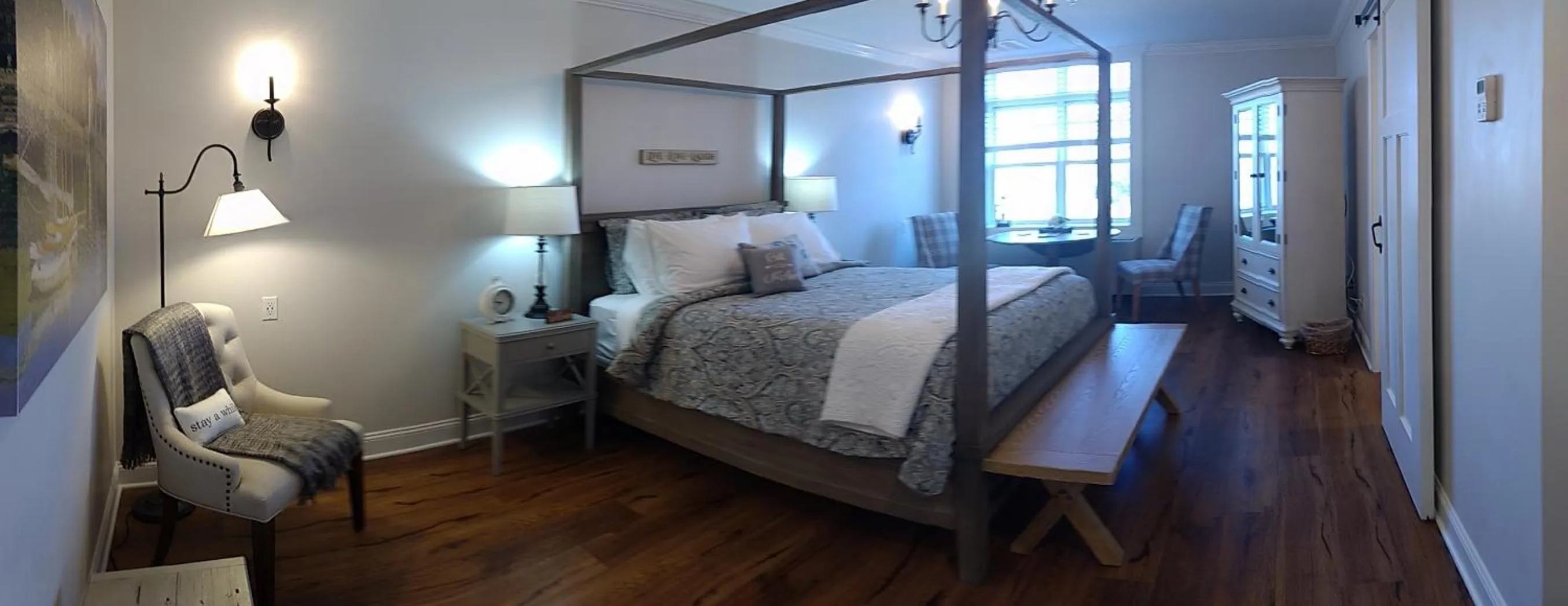 Bed in Harbor House Inn