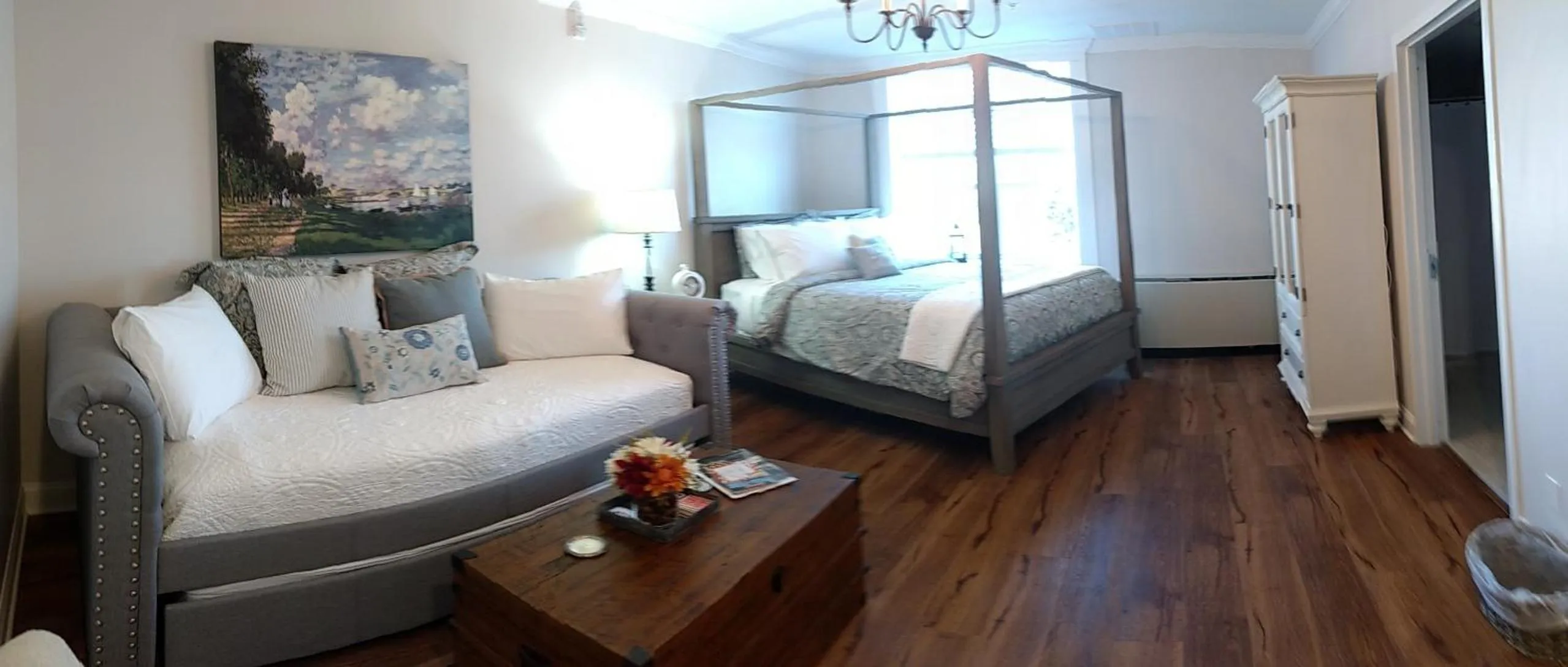 Bed in Harbor House Inn