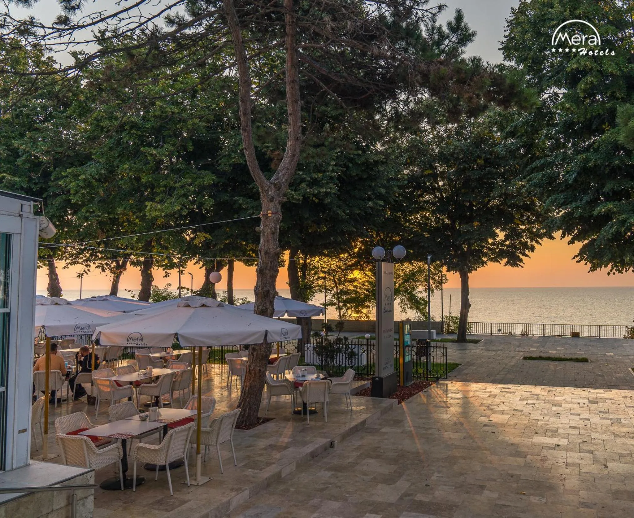 Restaurant/places to eat in Mera Brise