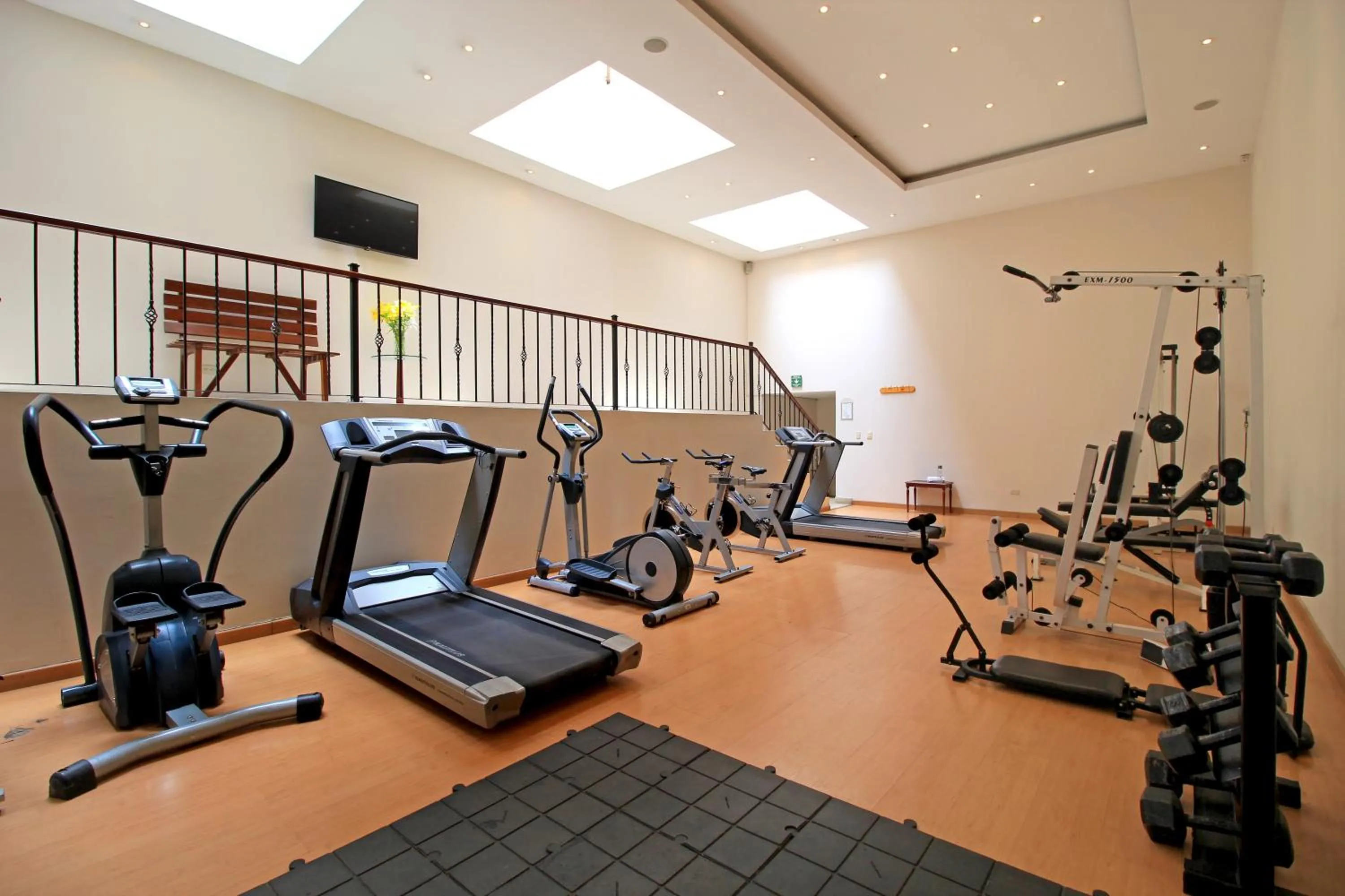 Fitness centre/facilities in Hotel Windsor House Inn By GEH Suites