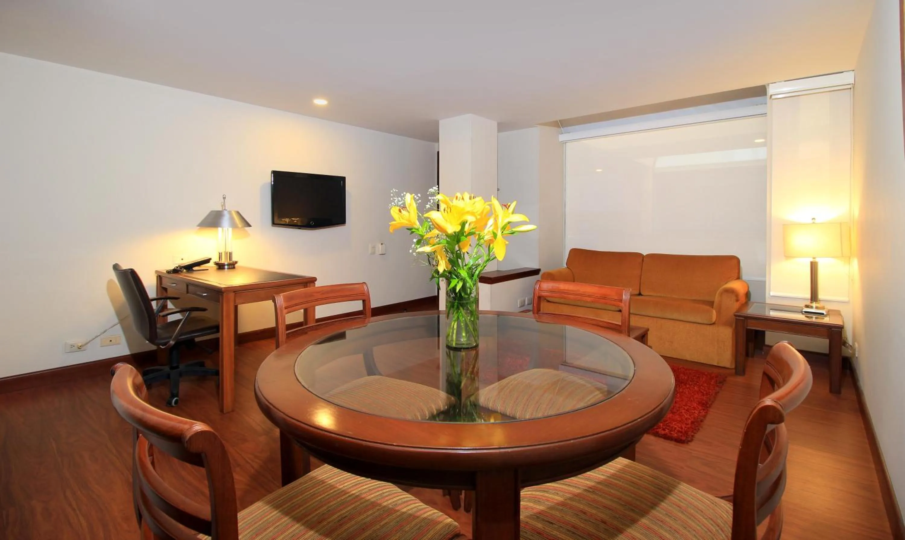 Living room in Hotel Windsor House Inn By GEH Suites