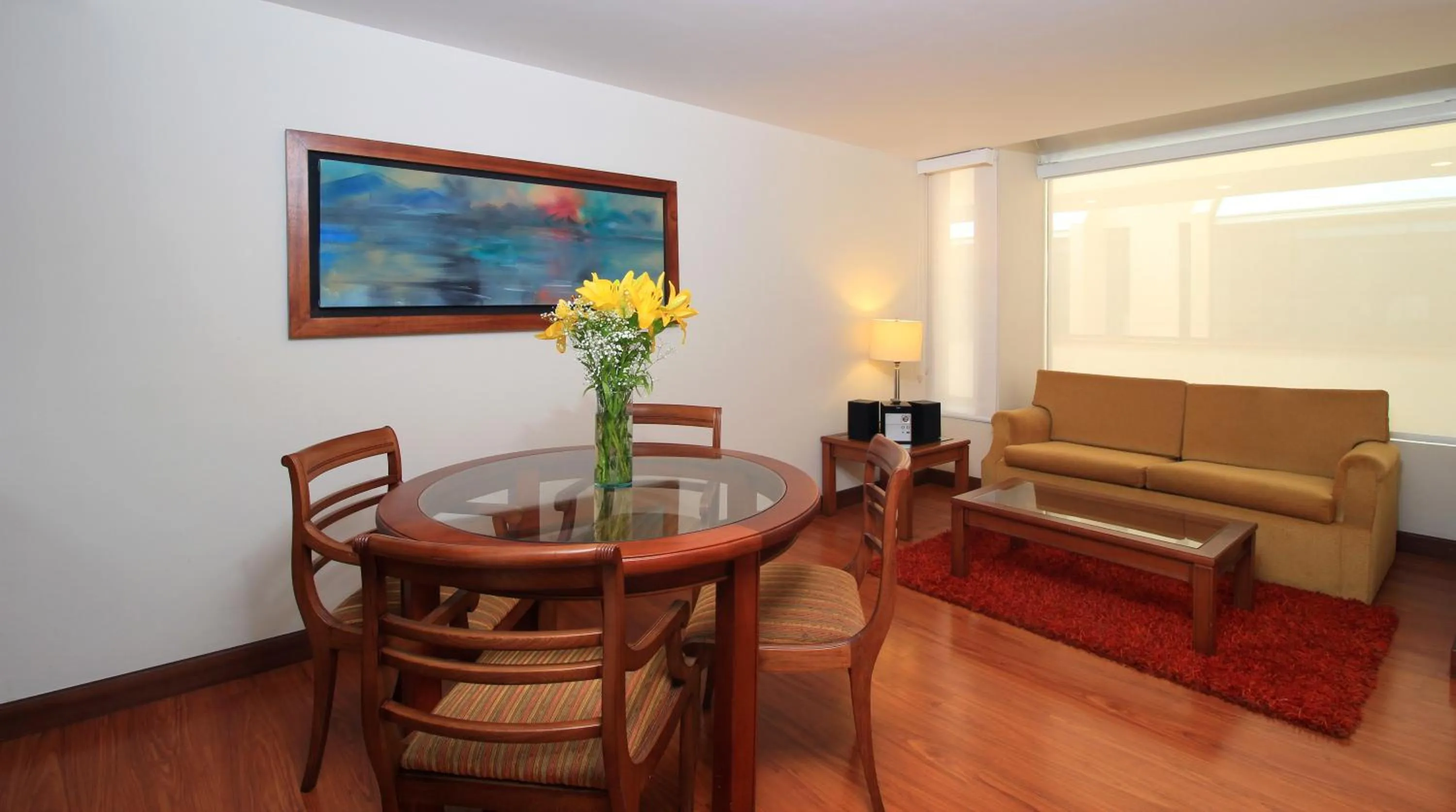 Living room in Hotel Windsor House Inn By GEH Suites