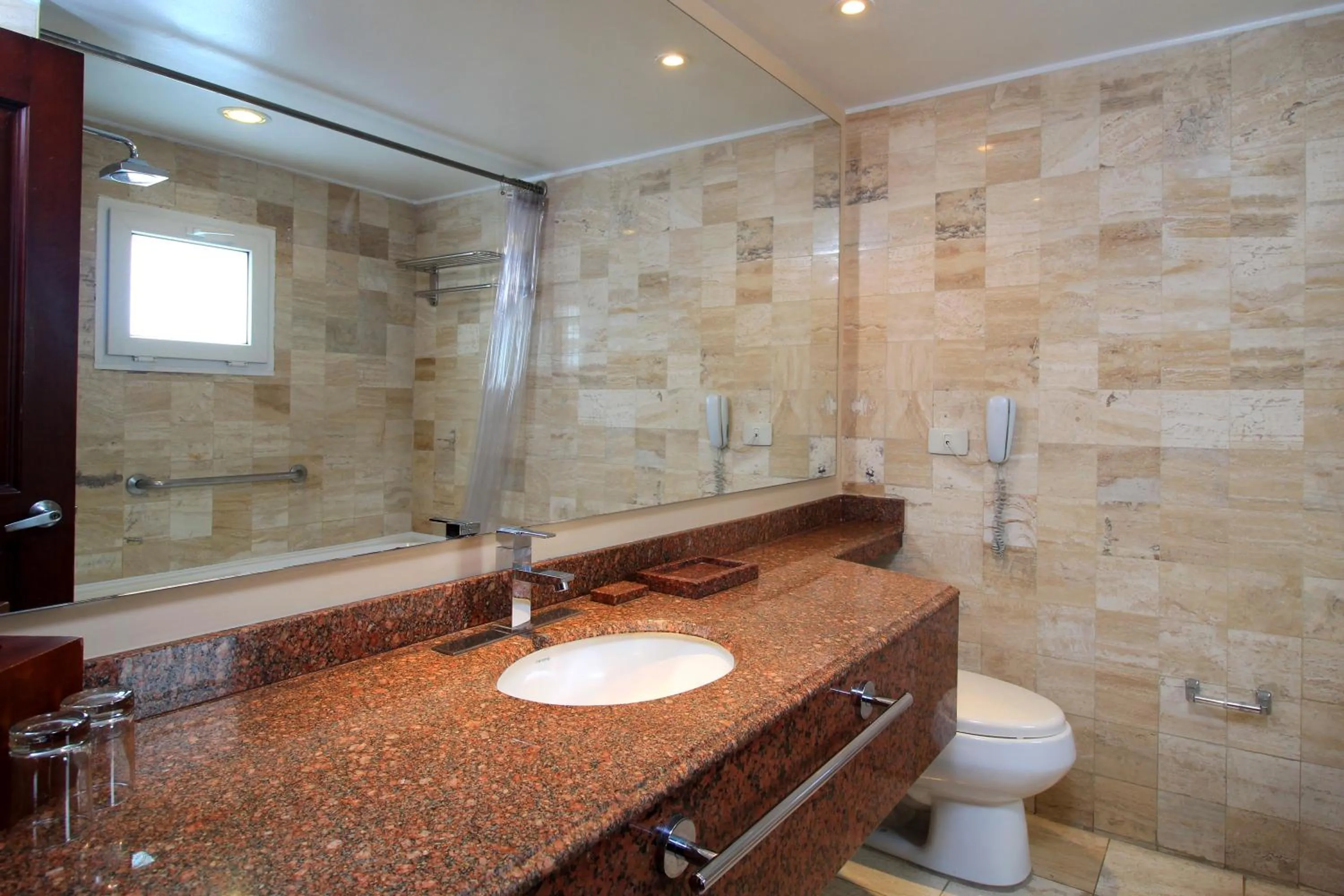 Bathroom in Hotel Windsor House Inn By GEH Suites