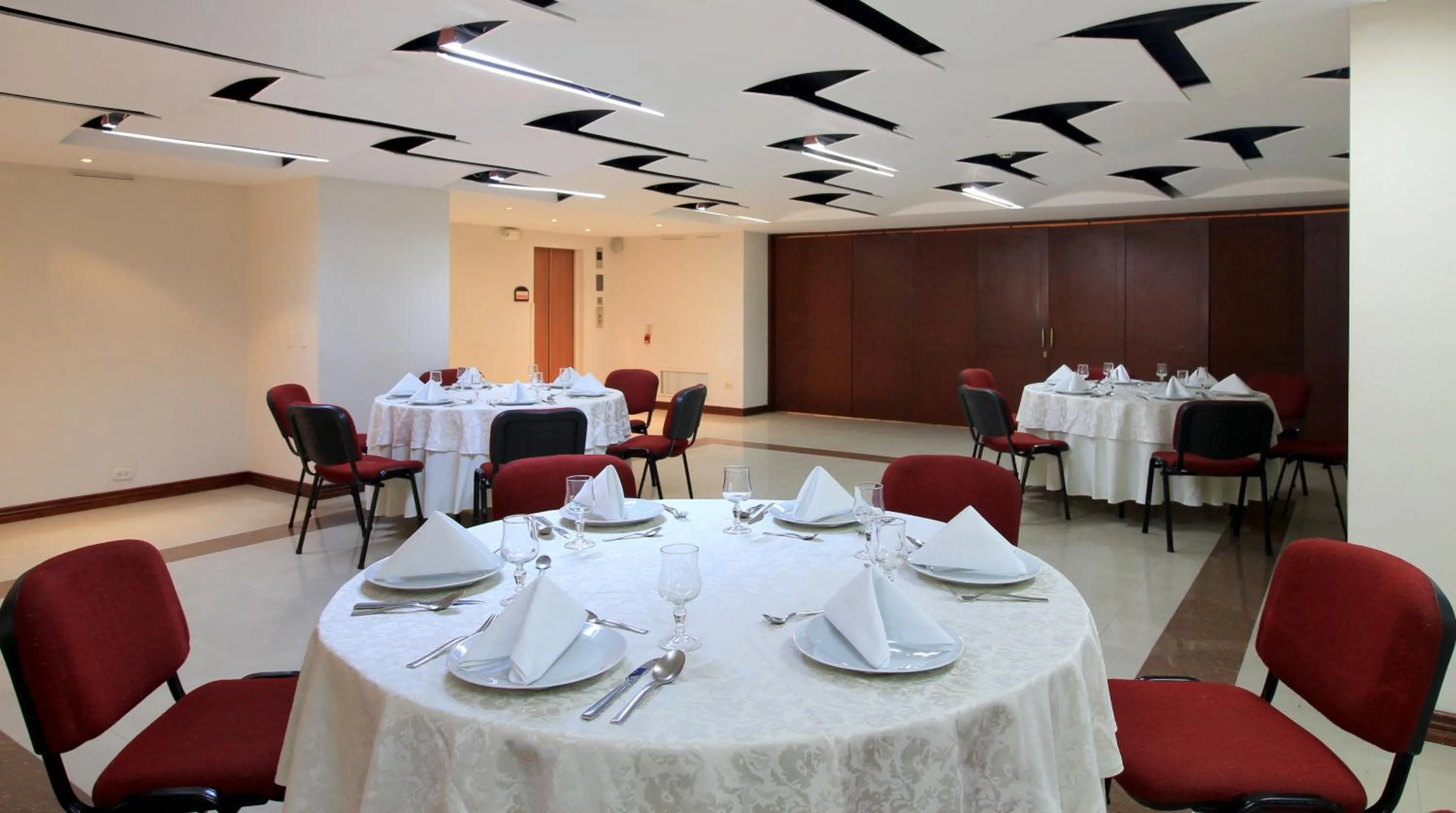 Banquet/Function facilities in Hotel Windsor House Inn By GEH Suites