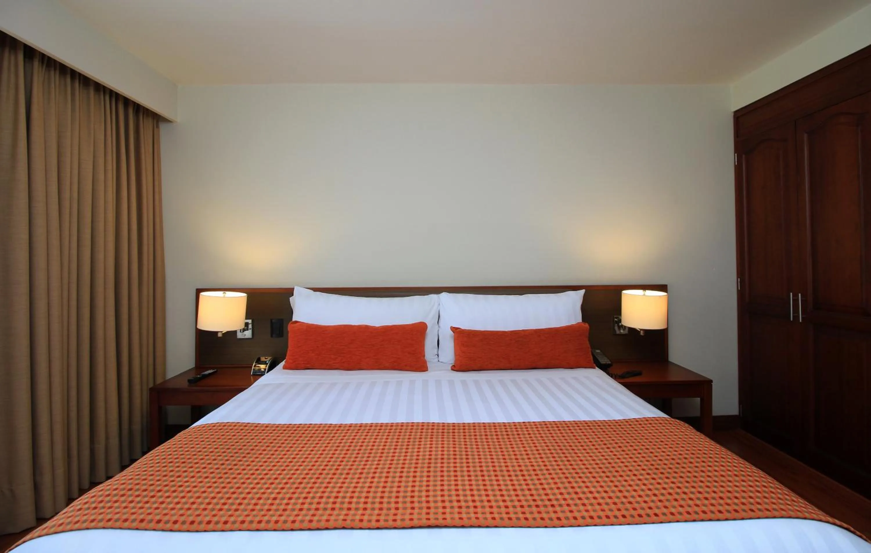 Bed in Hotel Windsor House Inn By GEH Suites