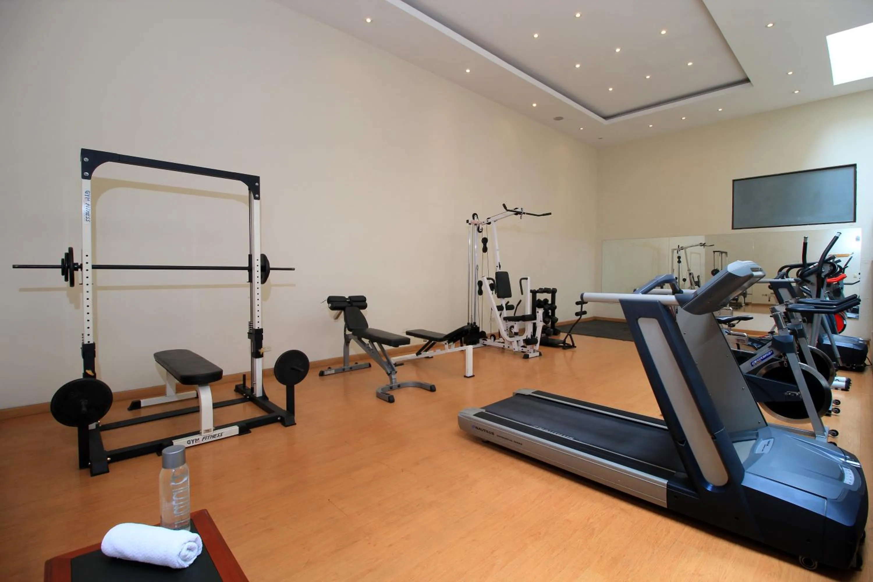 Fitness centre/facilities in Hotel Windsor House Inn By GEH Suites