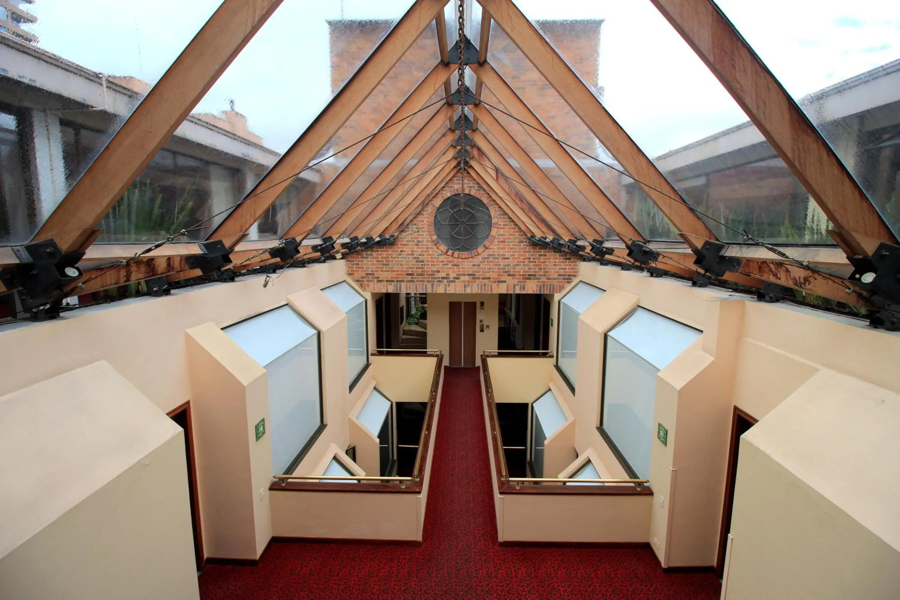 Property building in Hotel Windsor House Inn By GEH Suites