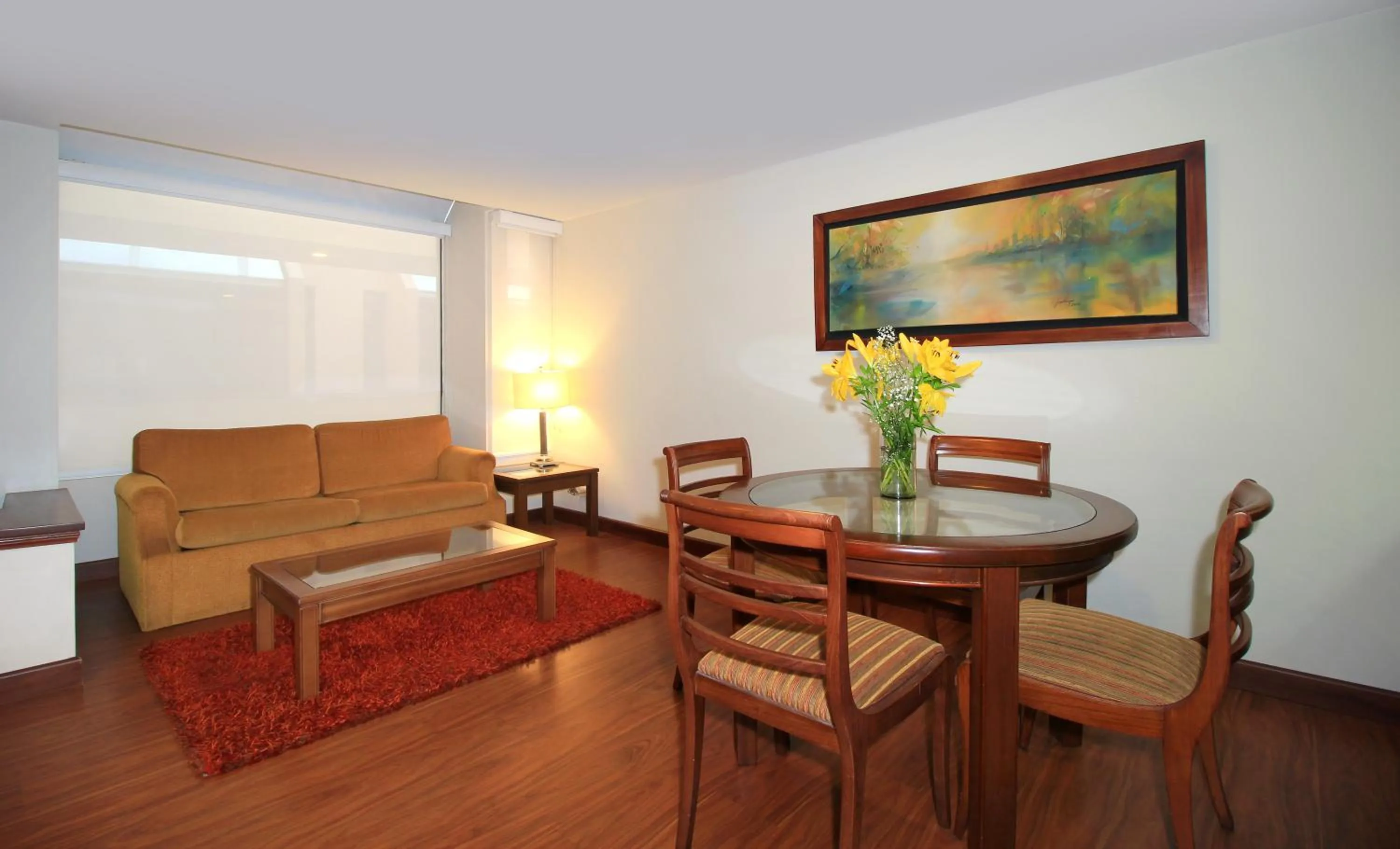 Living room in Hotel Windsor House Inn By GEH Suites