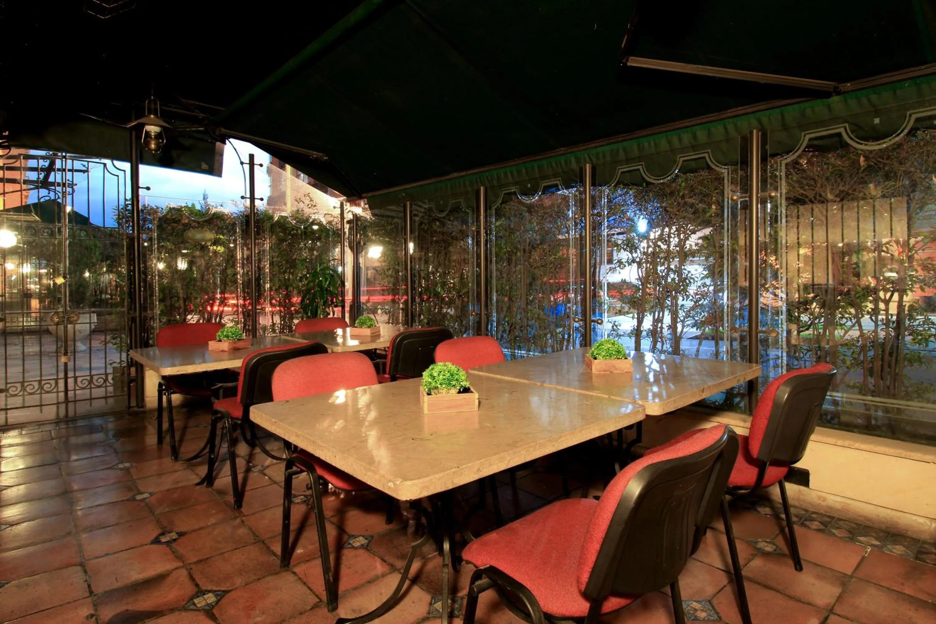 Restaurant/places to eat in Hotel Windsor House Inn By GEH Suites