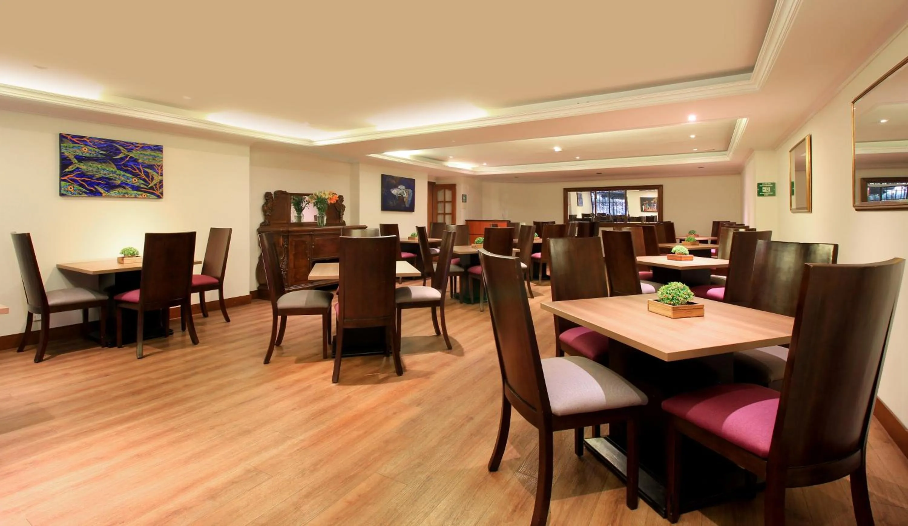 Restaurant/places to eat in Hotel Windsor House Inn By GEH Suites