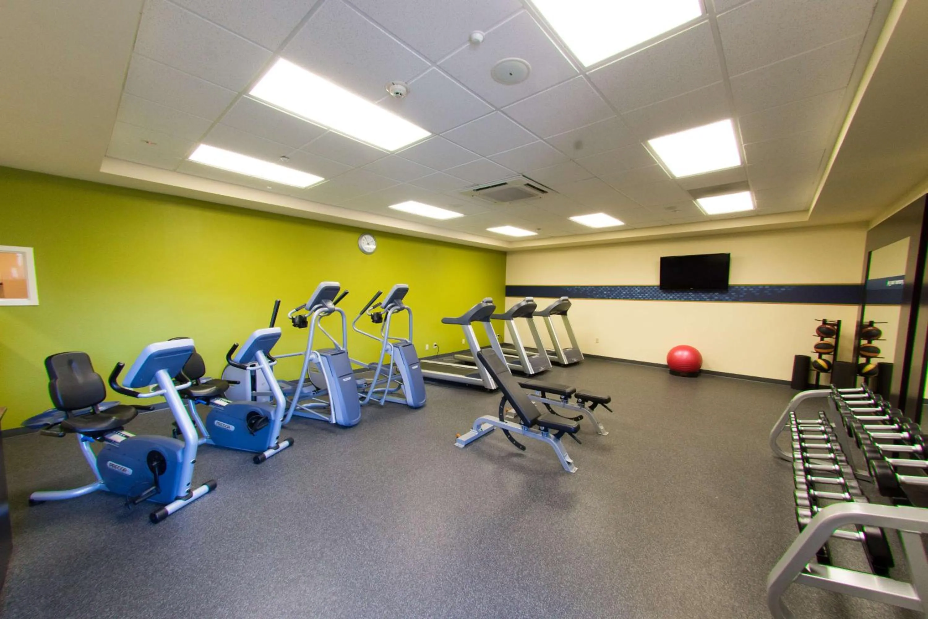 Fitness centre/facilities in Hampton Inn & Suites Riverside/Corona East