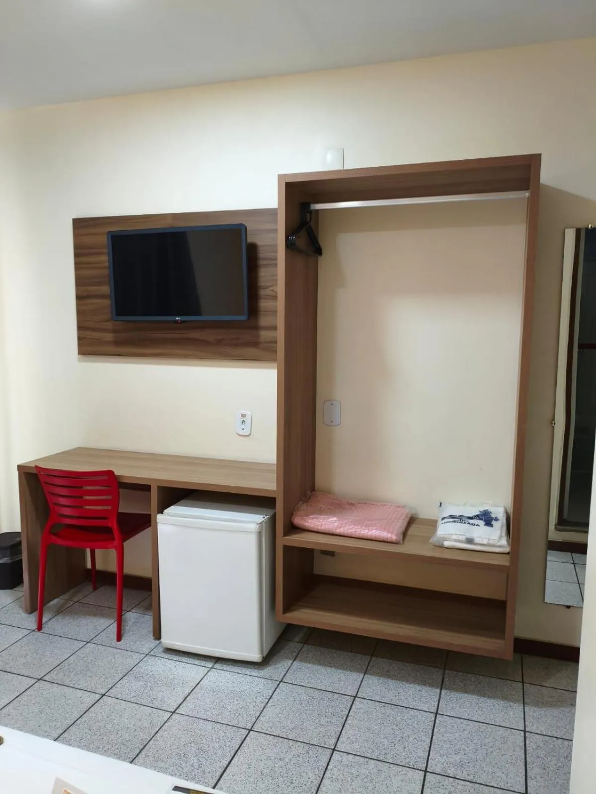 wardrobe, Bed in Boulevard Park Hotel