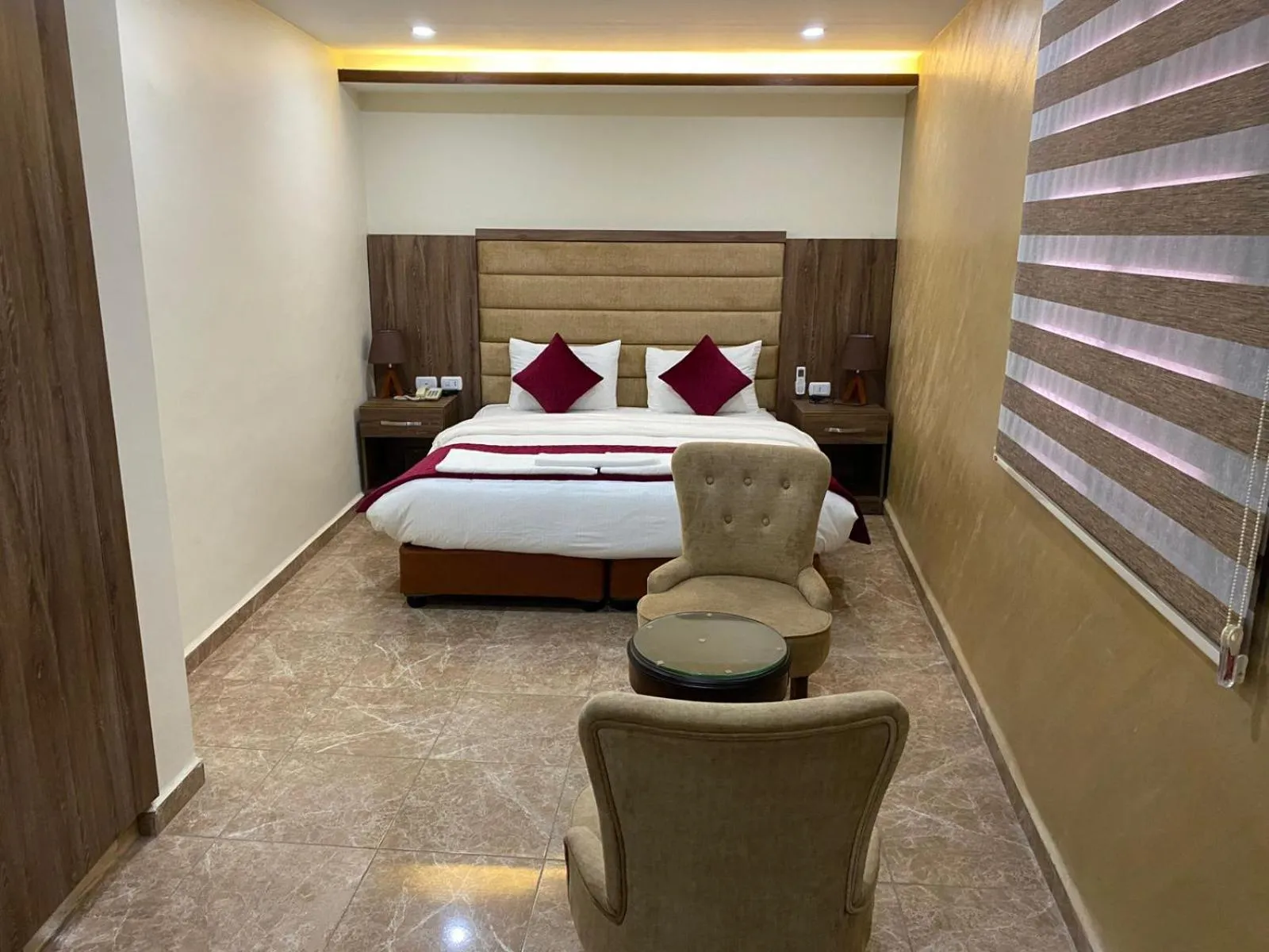 Property building, Bed in Sunset Hotel