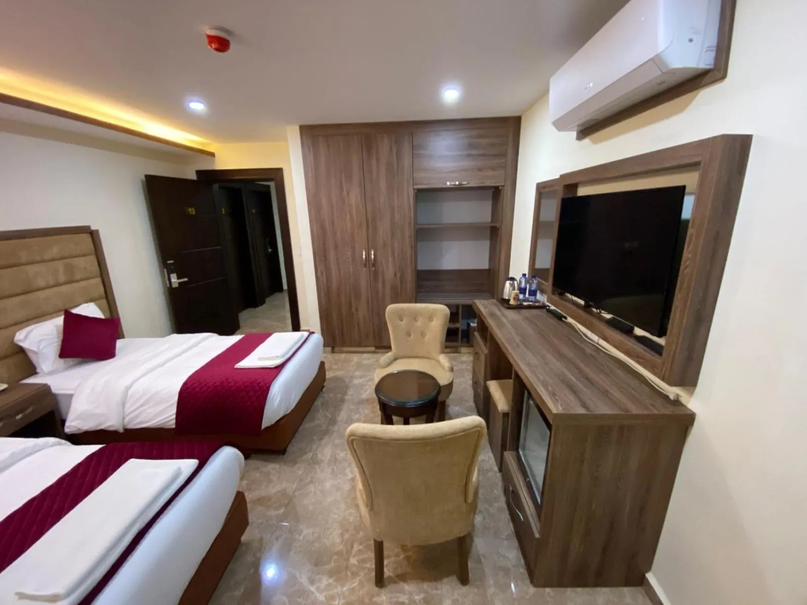 Property building, Bed in Sunset Hotel