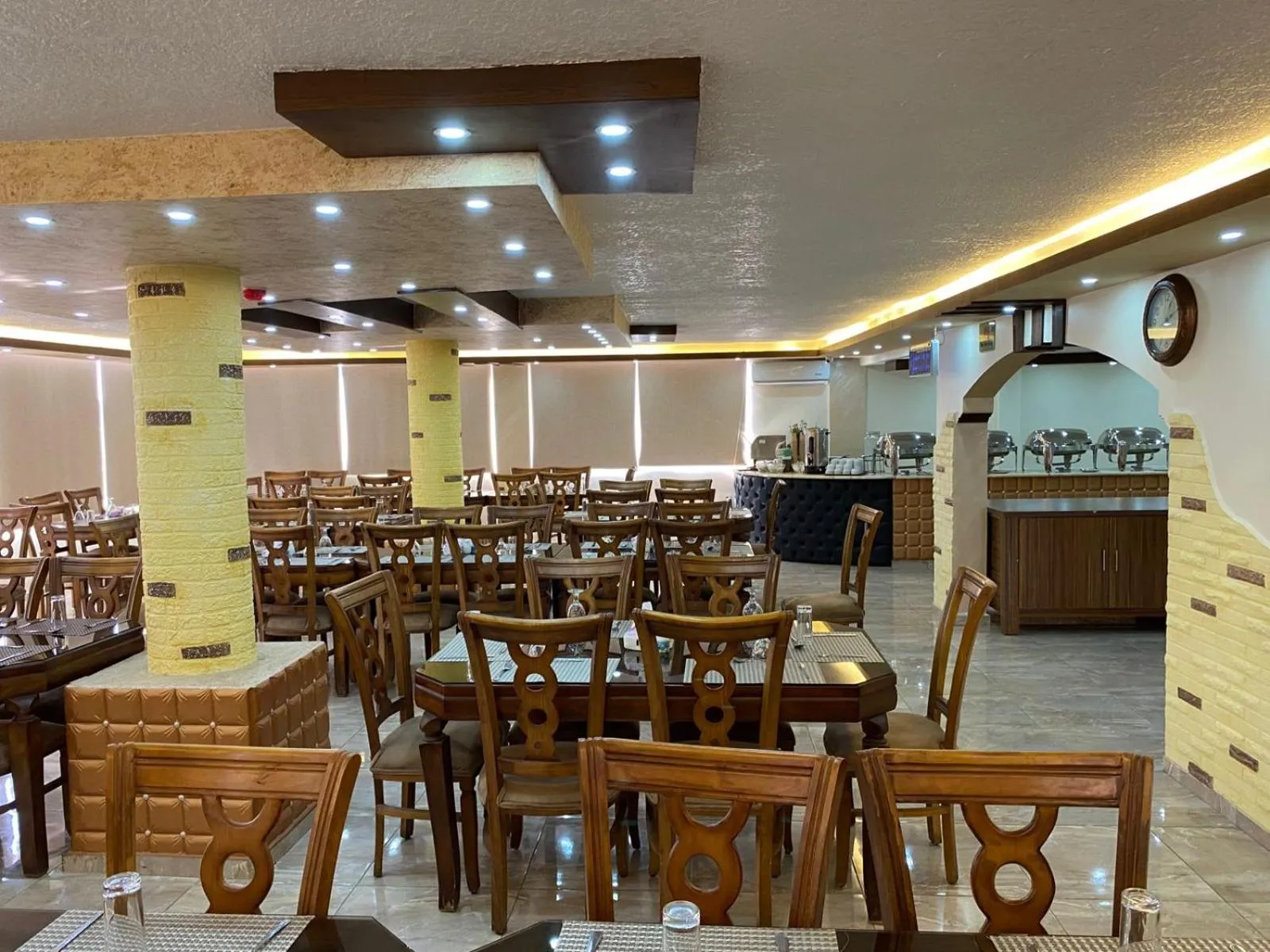 Restaurant/places to eat in Sunset Hotel