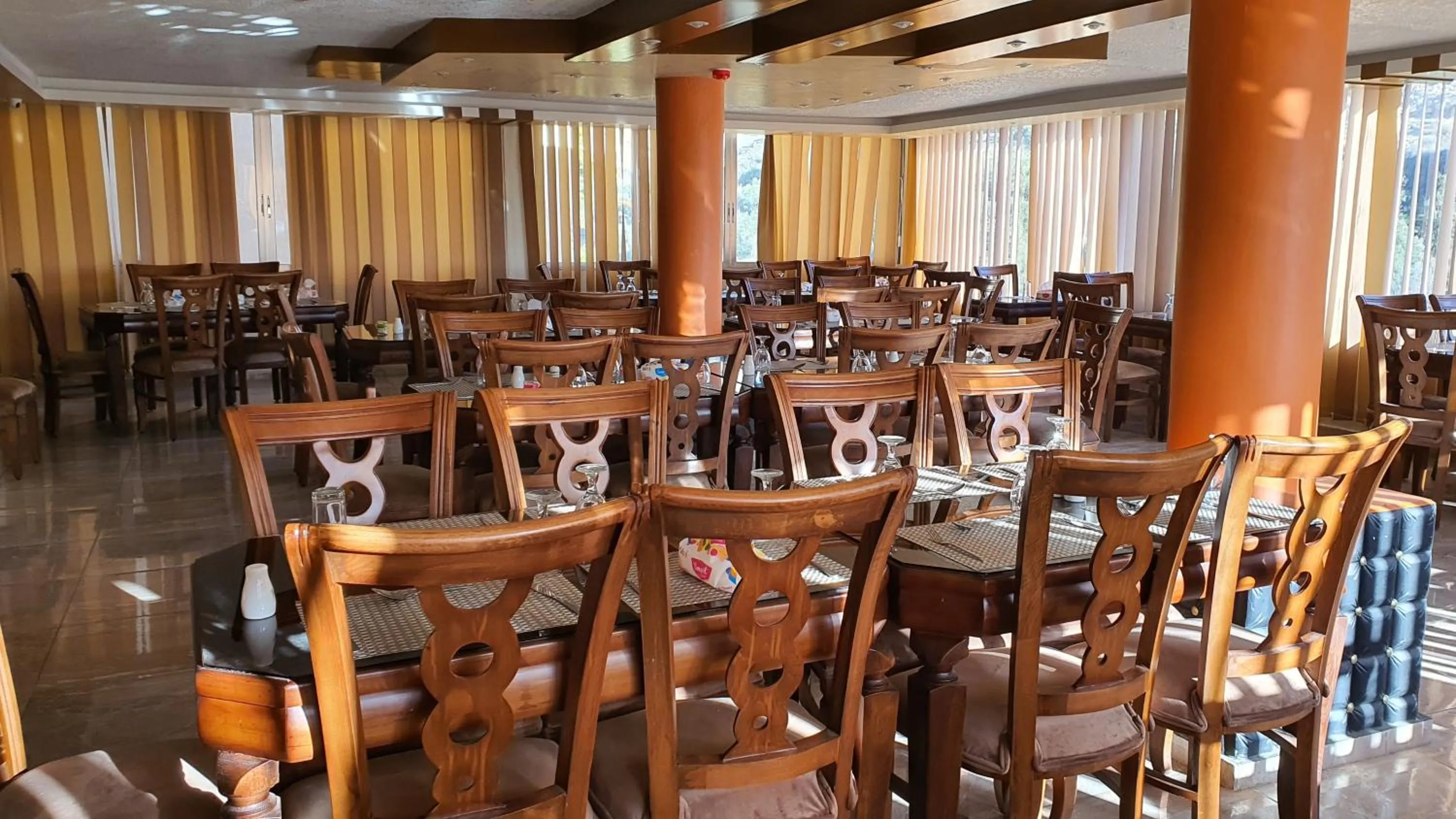 Restaurant/places to eat in Sunset Hotel