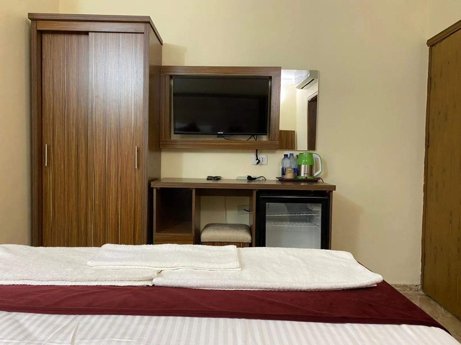 Property building, Bed in Sunset Hotel