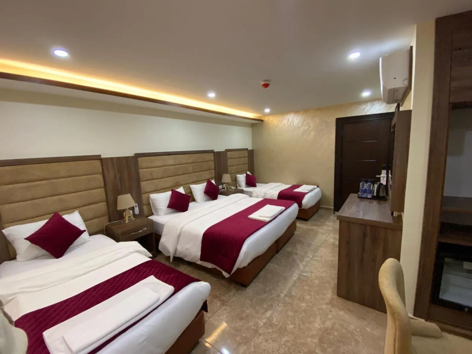 Property building, Bed in Sunset Hotel