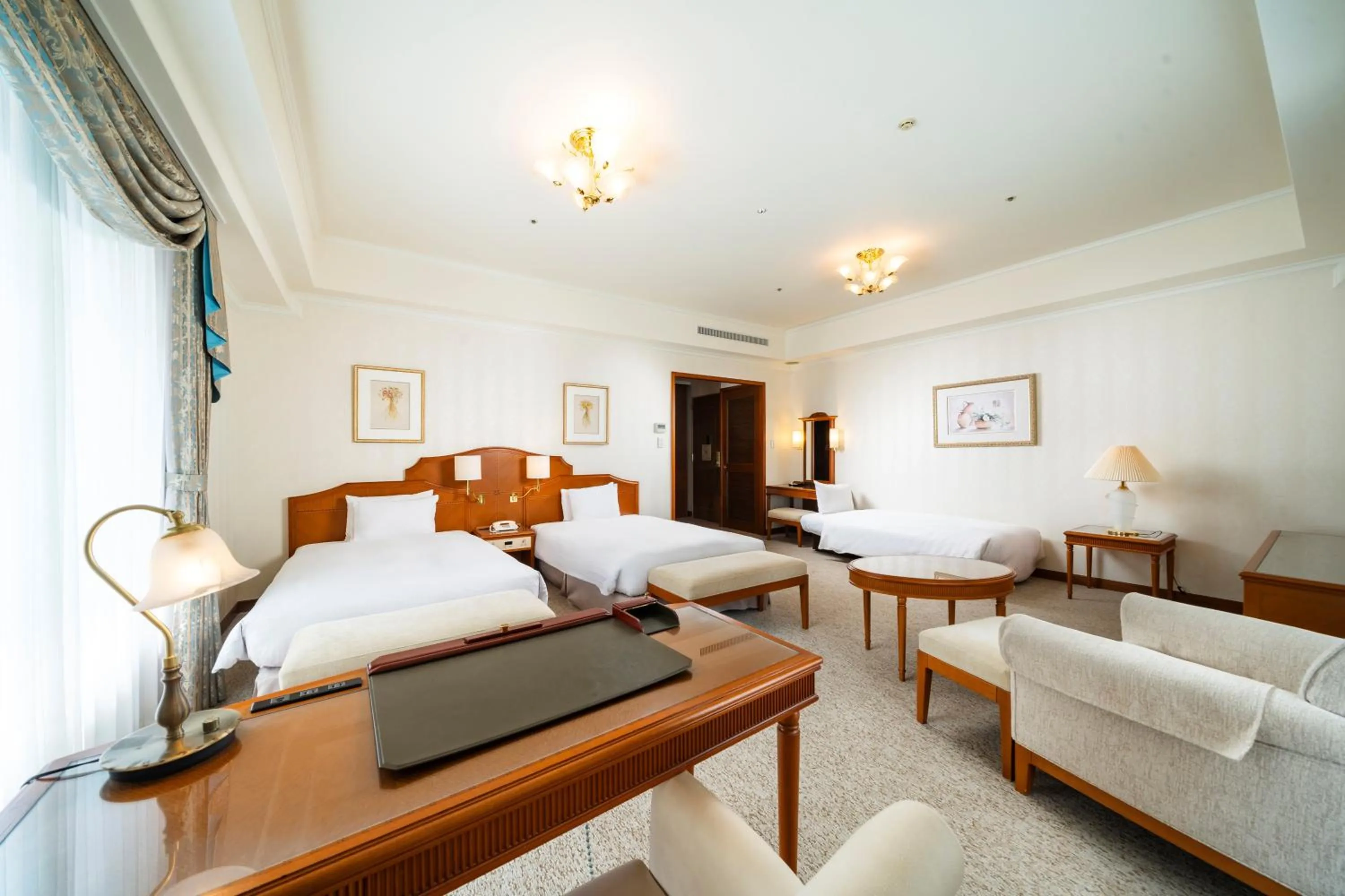 Photo of the whole room, Bed in KOKO HOTEL Osaka Shinsaibashi