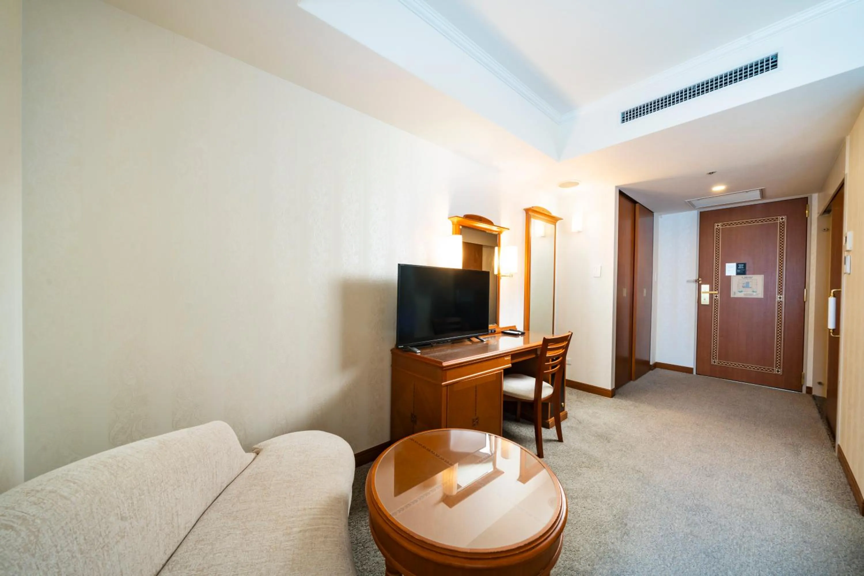 Photo of the whole room in KOKO HOTEL Osaka Shinsaibashi