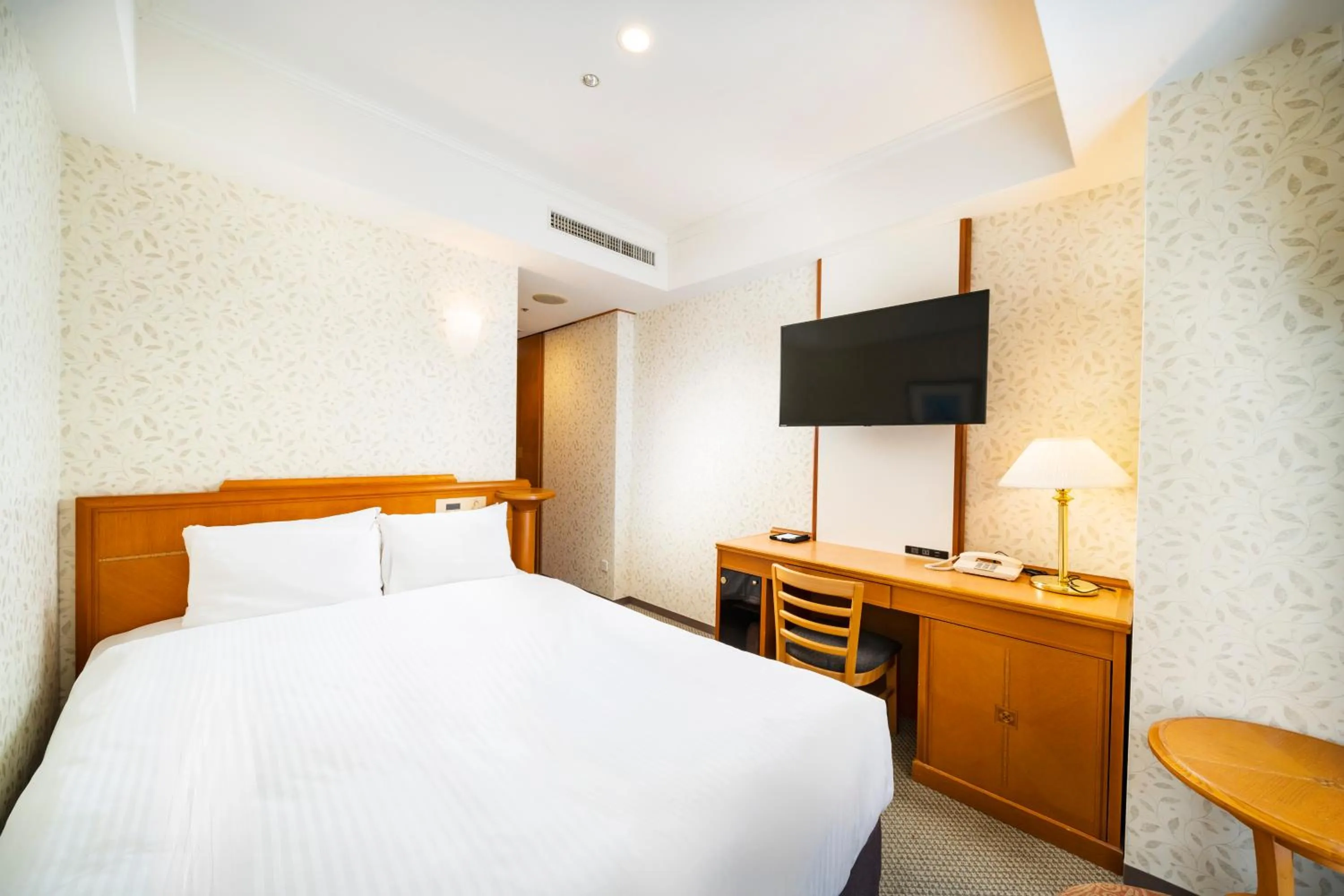 Photo of the whole room, Bed in KOKO HOTEL Osaka Shinsaibashi