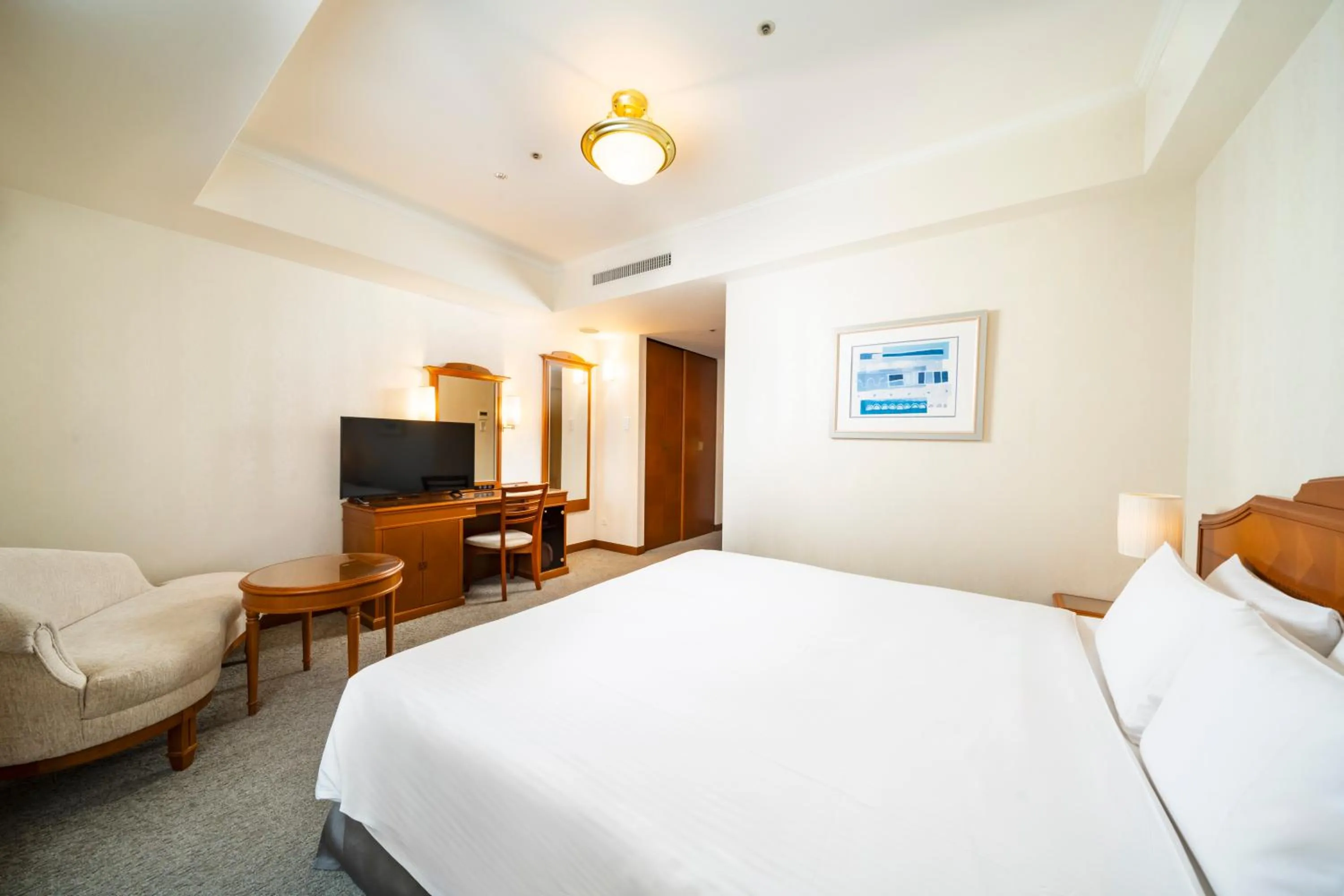 Photo of the whole room, Bed in KOKO HOTEL Osaka Shinsaibashi