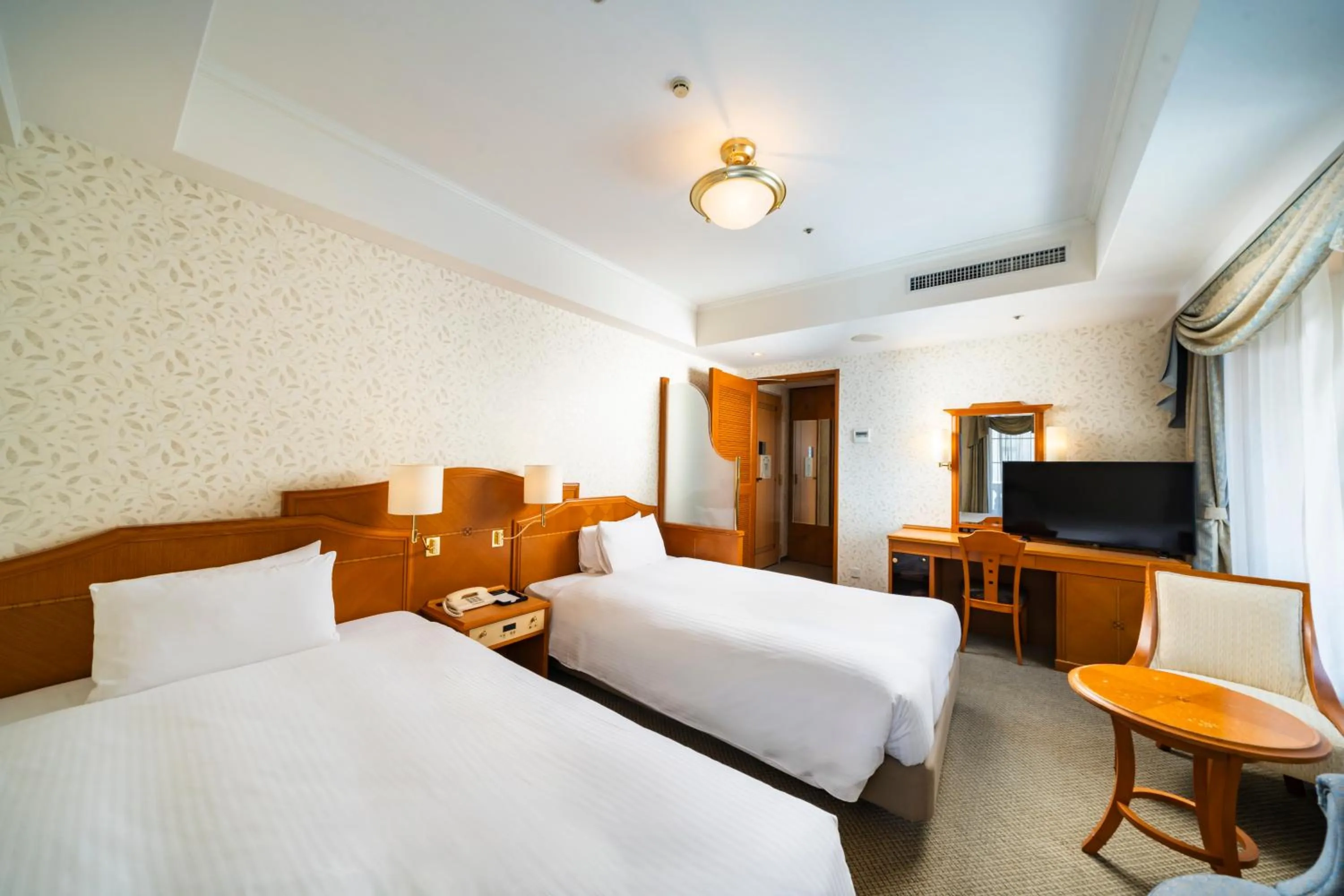 Photo of the whole room, Bed in KOKO HOTEL Osaka Shinsaibashi