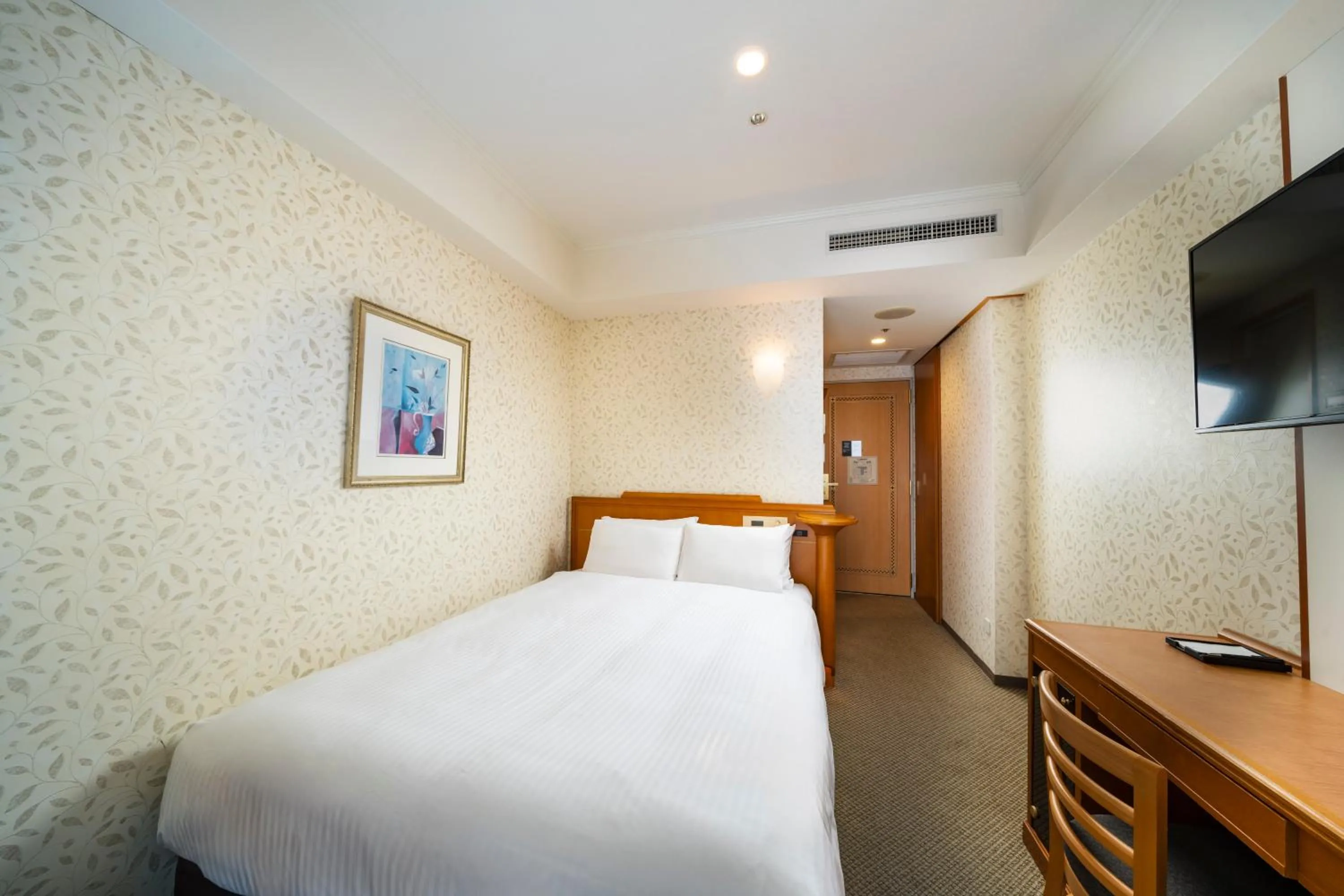 Photo of the whole room, Bed in KOKO HOTEL Osaka Shinsaibashi