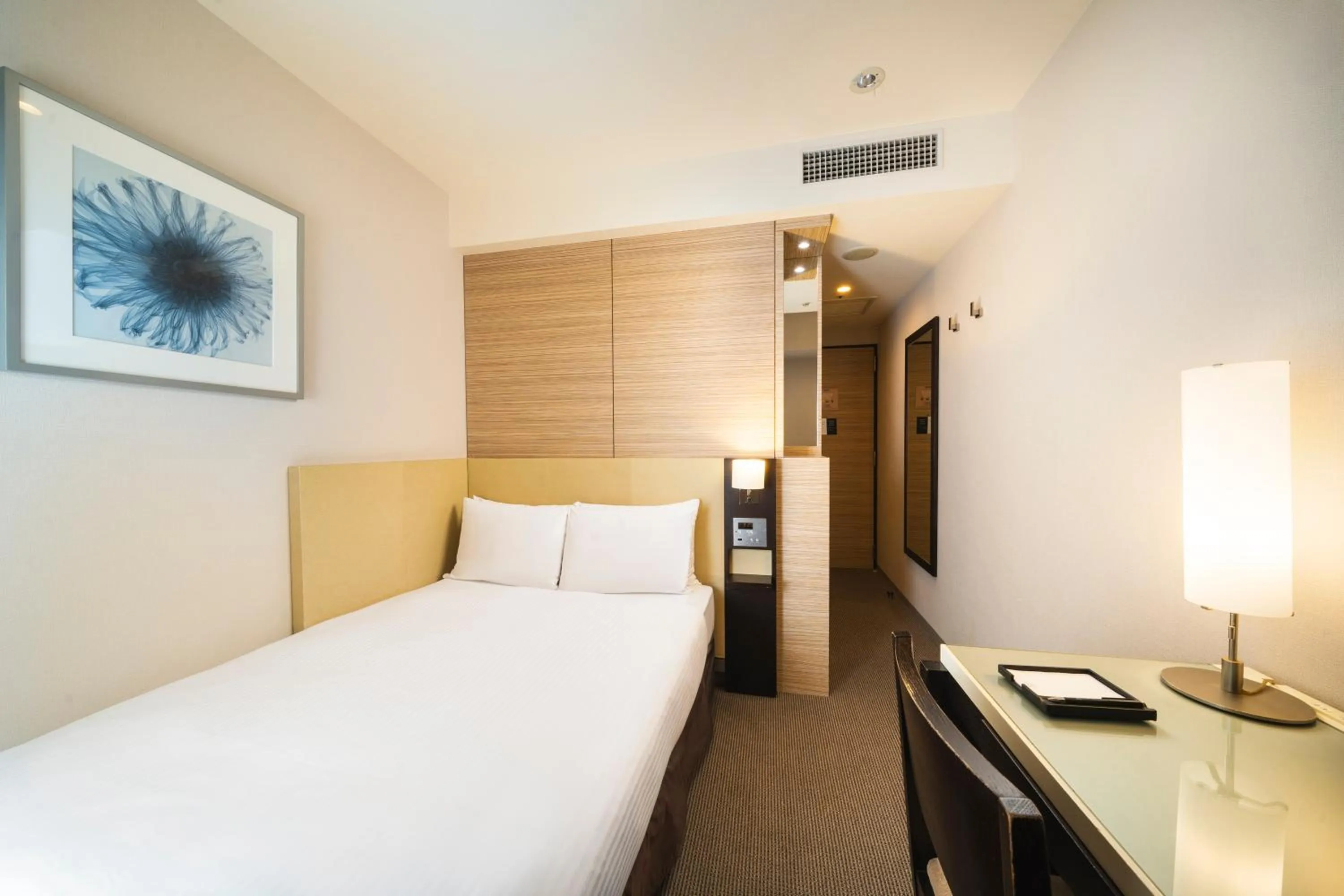 Bed in KOKO HOTEL Kobe Sannomiya