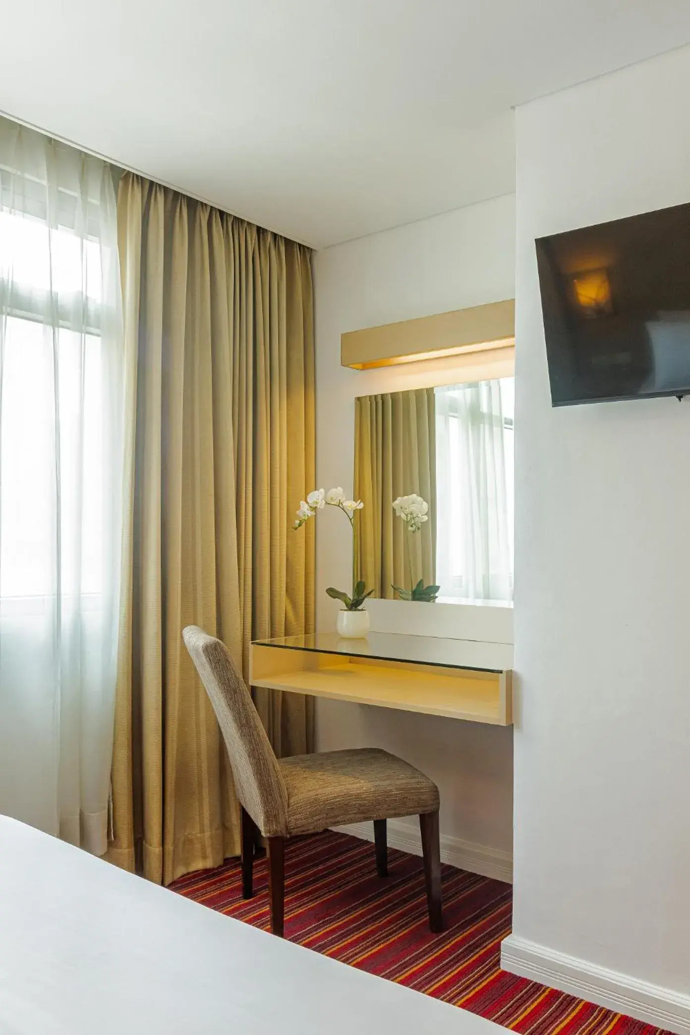 Deluxe Double Room in St Giles Hotel Makati Deluxe Double Room in St Giles Hotel Makati