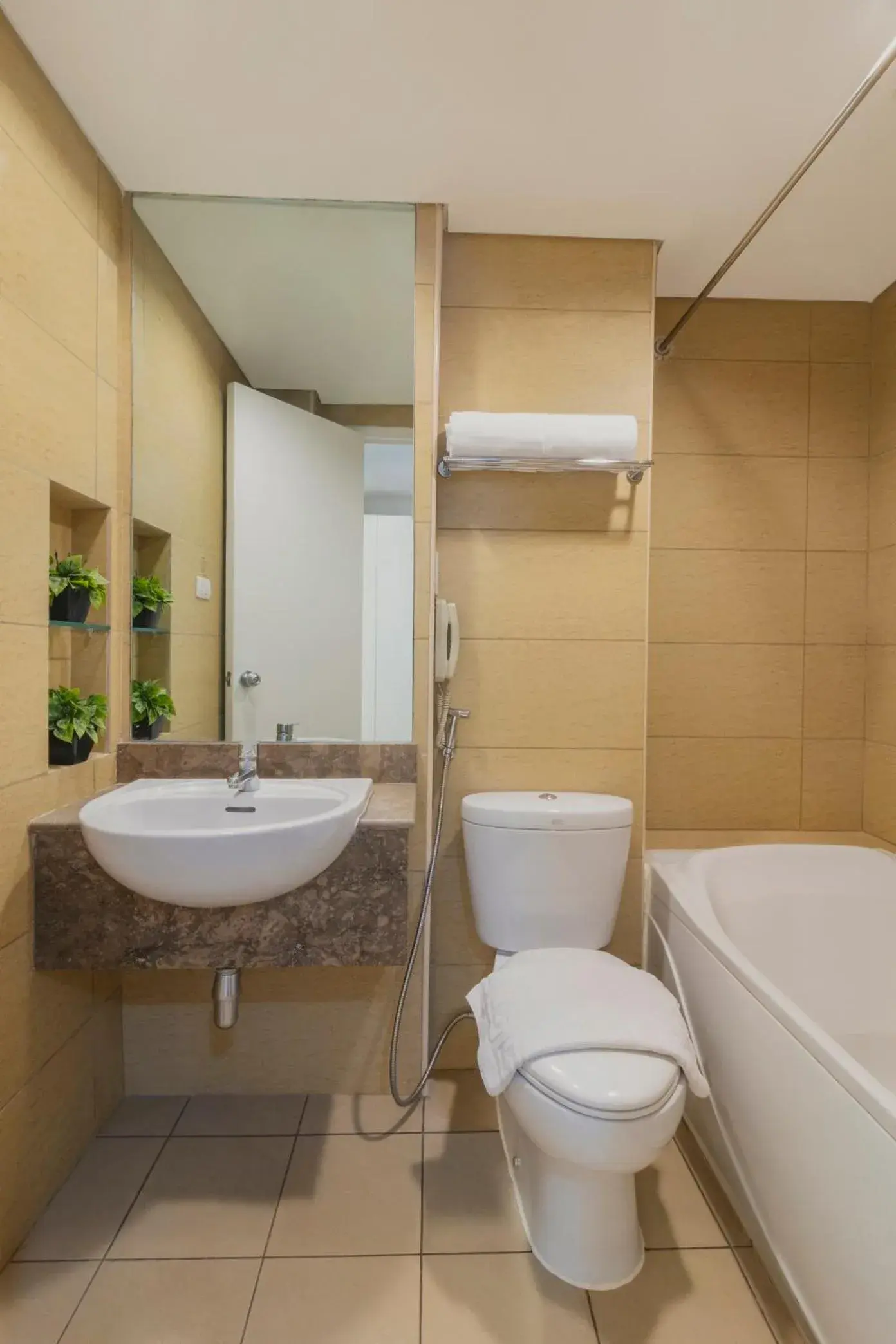 Deluxe Twin Room in St Giles Hotel Makati Deluxe Twin Room in St Giles Hotel Makati