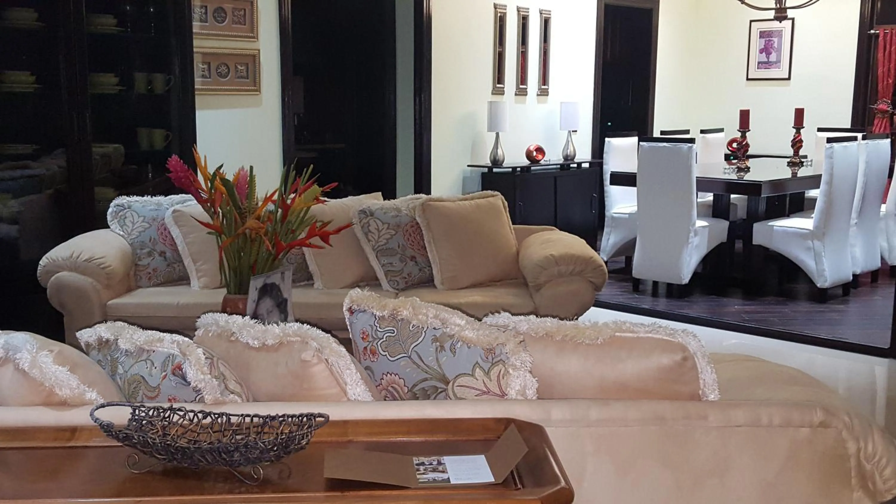 Living room, Bed in Villa Dora Mae